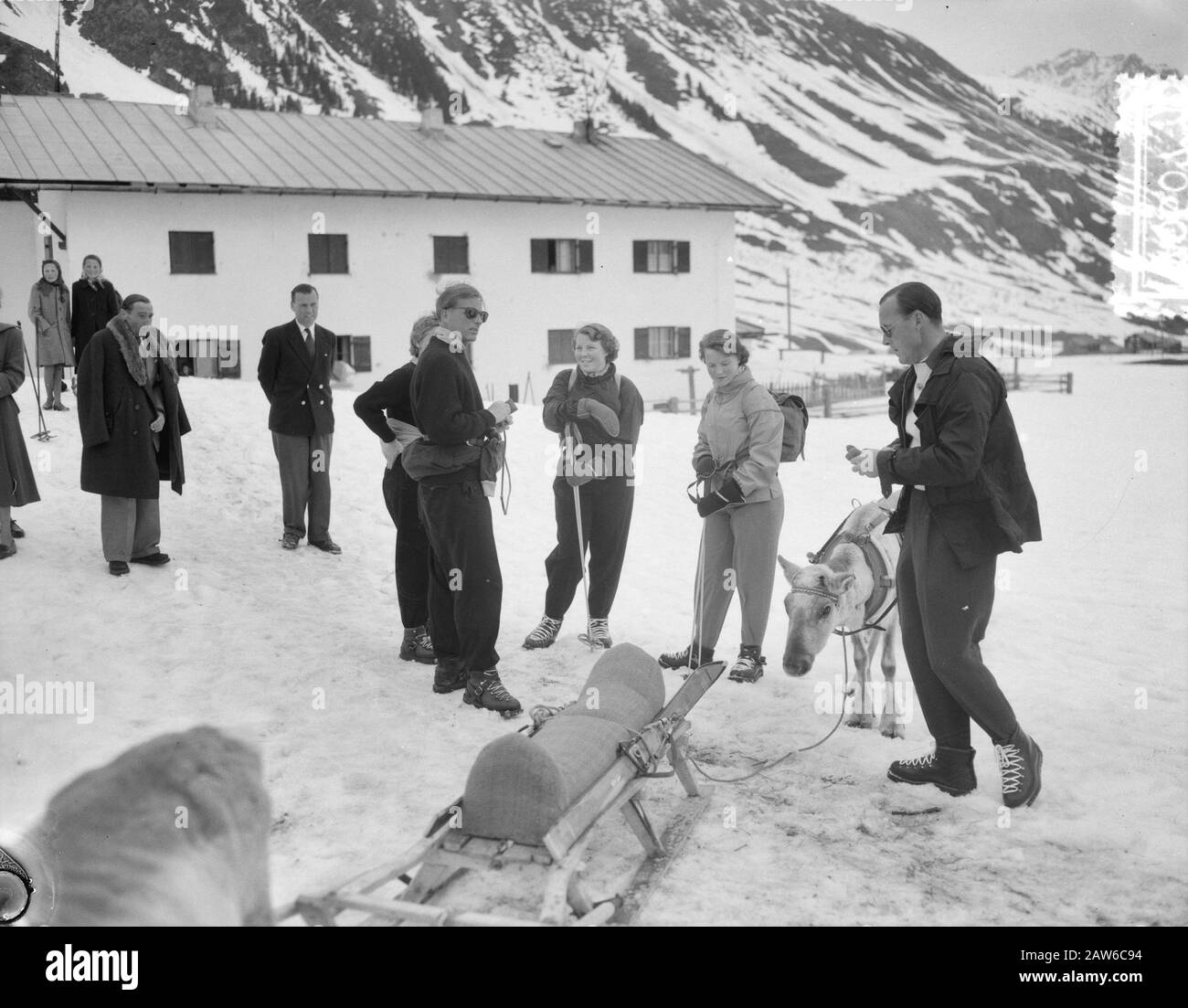 Regina Juliana, Principe Bernhard e Principessa Beatrix stanno sciando a Sankt Anton / Klosters Data: 8 aprile 1955 Località: Austria, Sankt Anton am Arlberg, Tirolo Parole Chiave: Famiglia reale, inverno Nome Persona: Bernhard, principe, Juliana, regina Foto Stock