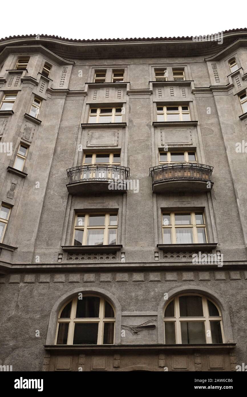 Edificio cubista/modernista con un motivo di aeroplano ad ala singola sulla porta. Architettura ceca ed edifici a Praga, repubblica ceca Foto Stock