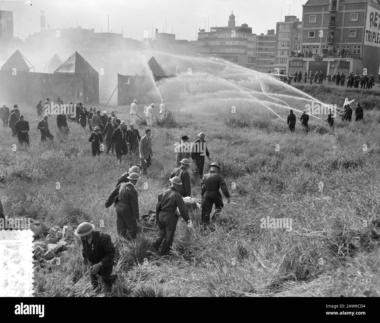 Nazionale BB dimostrazione a Rotterdam, professor Ball a Red Cross esercizio Blaak. Data: 25 giugno 1955 Località: Rotterdam, Sud Olanda Parole Chiave: BB dimostrazioni, esercizi : Pot, Harry / Anefo Titolare: National Archives Materiale tipo: Negativo (bianco / nero) numero di inventario archivio: Vedi accesso 2.24.01.04 Foto Stock