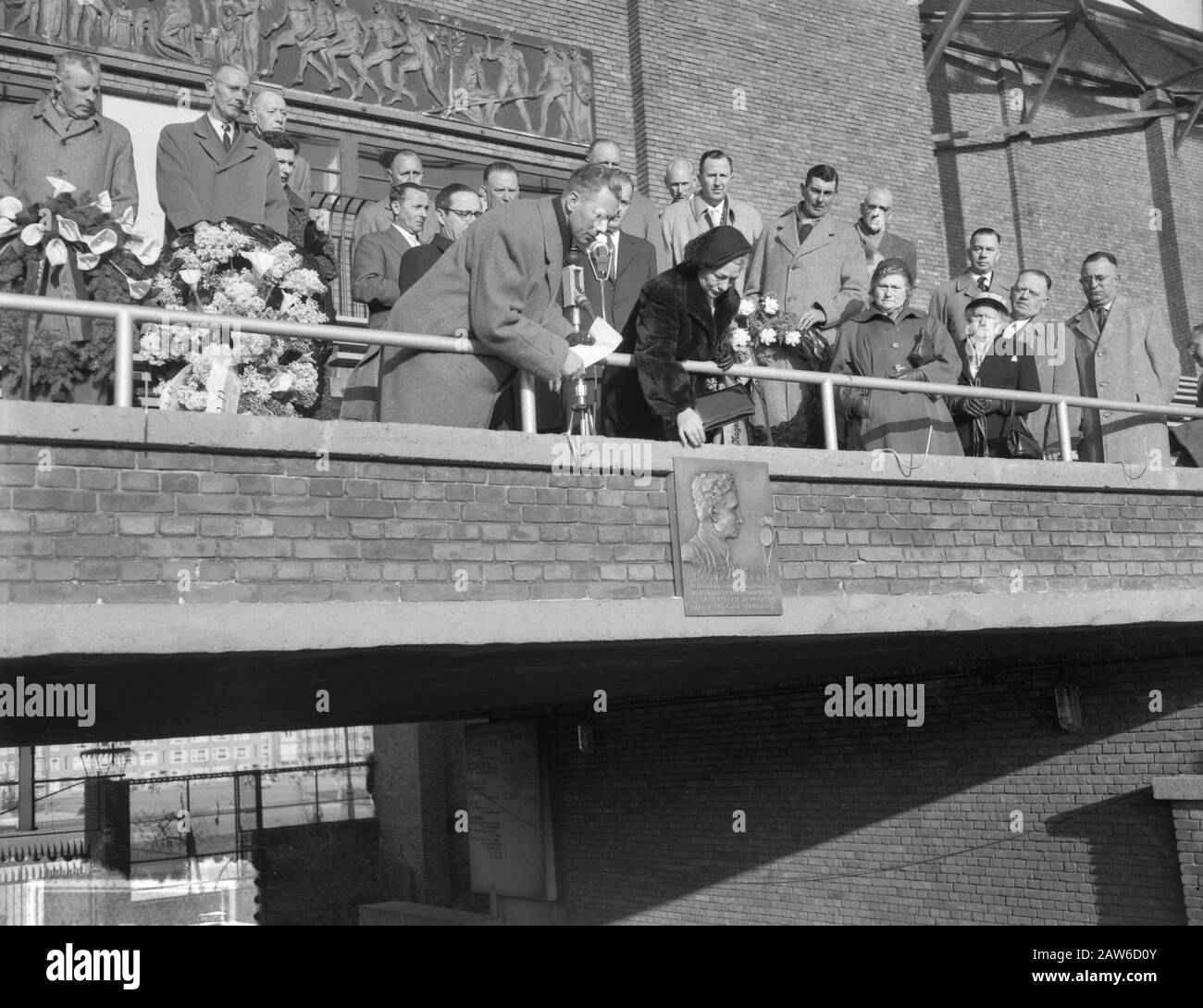 Presentazione della targa per Han Hollander Data: 22 aprile 1956 Parole Chiave: Rivelazioni Foto Stock