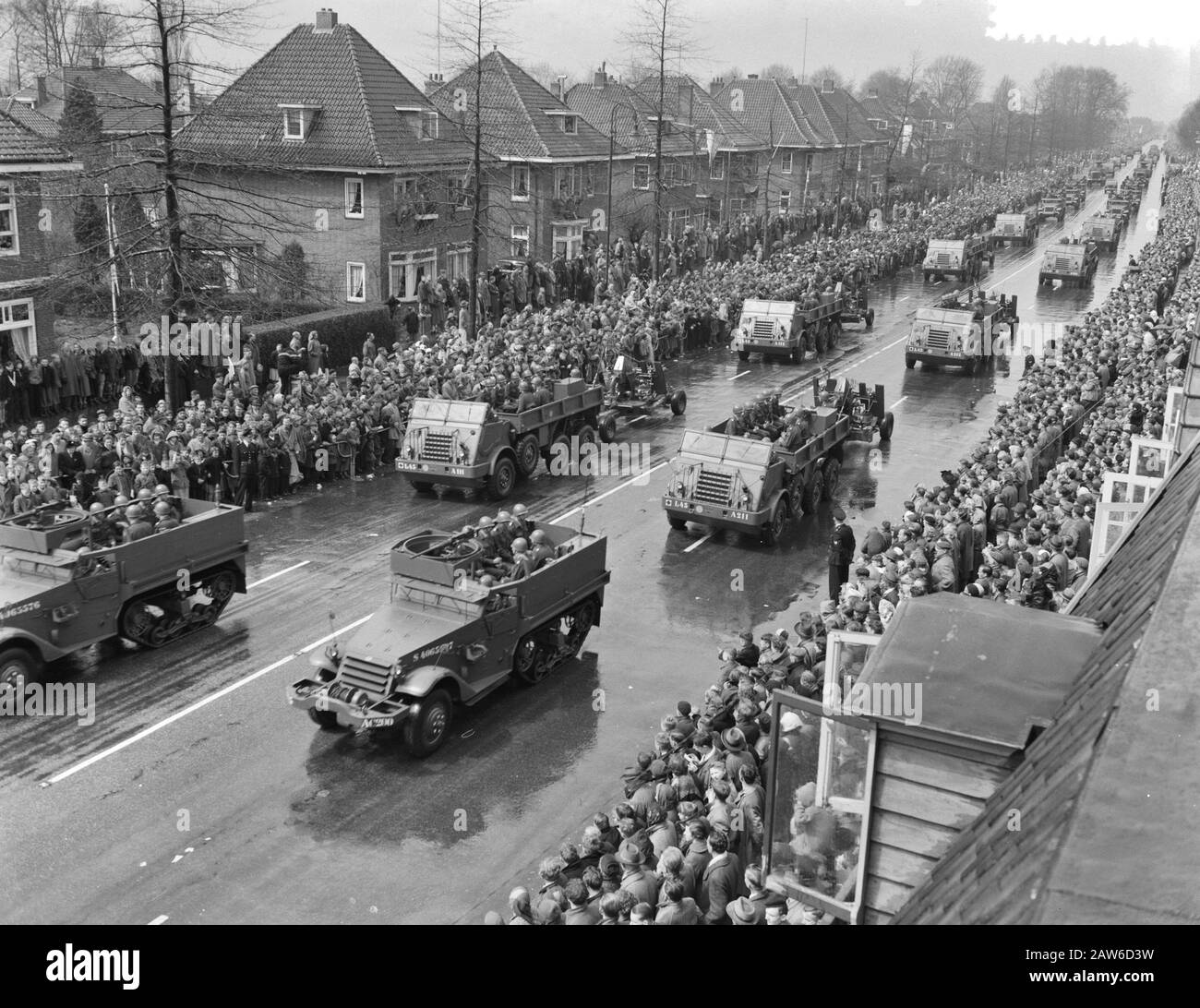 Parata militare su Queens Enschede Data: 30 aprile 1956 Località: Enschede Parole Chiave: Defile, REGINA, SOLDATO Foto Stock