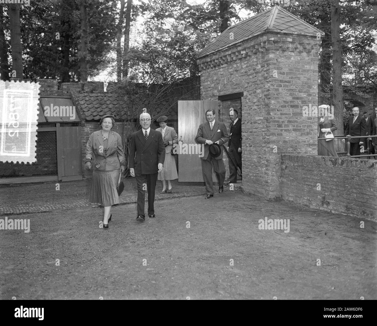 Queen Juliana porta una visita di lavoro nella provincia di Utrecht Queen Juliana visita castello's Sypestein Data: 29 maggio 1956 Località: Utrecht Parole Chiave: Castelli, Queen visite Nome Persona: Juliana, regina : Bilsen, Joop van / Anefo Copyright Titolare: National Archives Materiale tipo: Negativo (bianco / nero) numero di inventario archivio: vedere accesso 2.24.01.04 Foto Stock