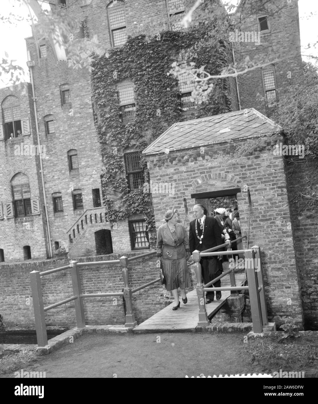 Queen Juliana porta una visita di lavoro nella provincia di Utrecht Queen Juliana visita castello's Sypestein Data: 29 maggio 1956 Località: Utrecht Parole Chiave: Castelli, Queen visite Nome Persona: Juliana, regina : Bilsen, Joop van / Anefo Copyright Titolare: National Archives Materiale tipo: Negativo (bianco / nero) numero di inventario archivio: vedere accesso 2.24.01.04 Foto Stock