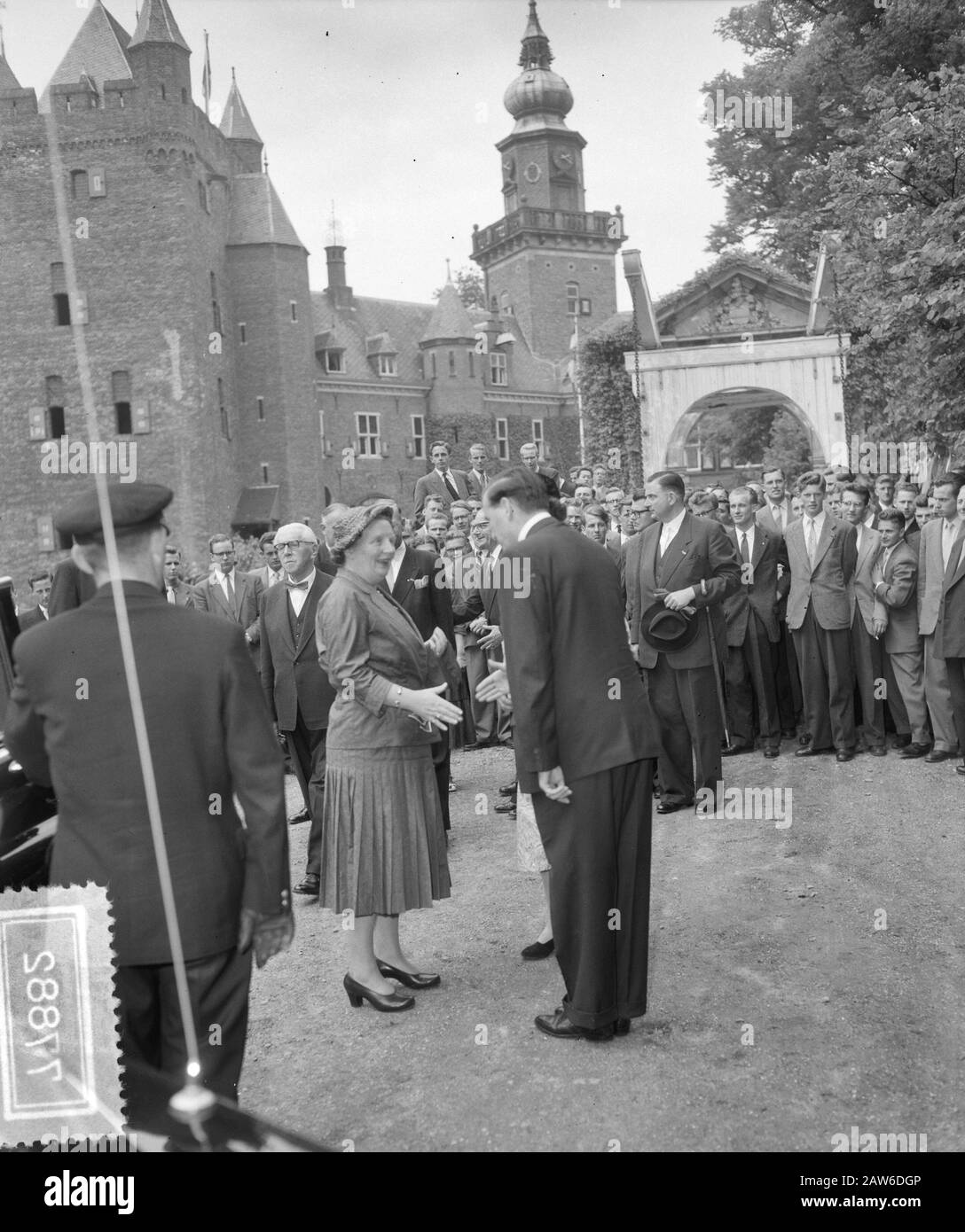 Queen Juliana porta una visita di lavoro nella provincia di Utrecht Queen Juliana visita Nyenrode Castello Data: 29 maggio 1956 Località: Utrecht Parole Chiave: Castelli, Queen visite Persona Nome: Juliana, queen Institution Nome: Nyenrode Foto Stock