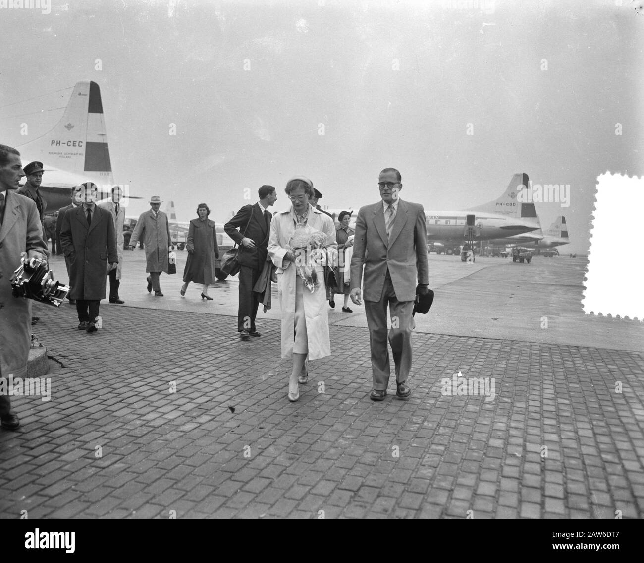 Principe Jean e Principessa Josephine Charlotte di Lussemburgo in transito a Schiphol Data: 11 giugno 1956 Parole Chiave: Crown Princes, aeroporti Nome Persona: Josephine Charlotte, Principessa di Belgio Foto Stock