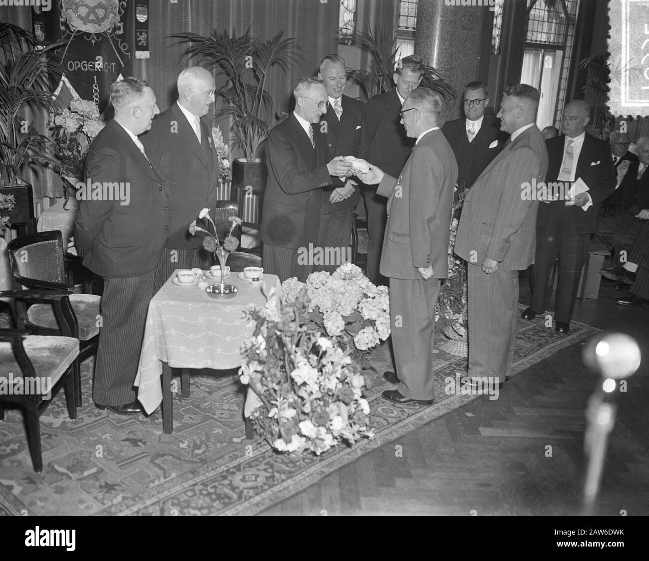 Fronte a favore del 75° anniversario olandese Bakker Bond. American Hotel Data: 18 Giugno 1956 Parole Chiave: Anniversari, Ricevimenti Nome Persona: American Hotel Institution Nome: Dutch Bakker Federal Foto Stock