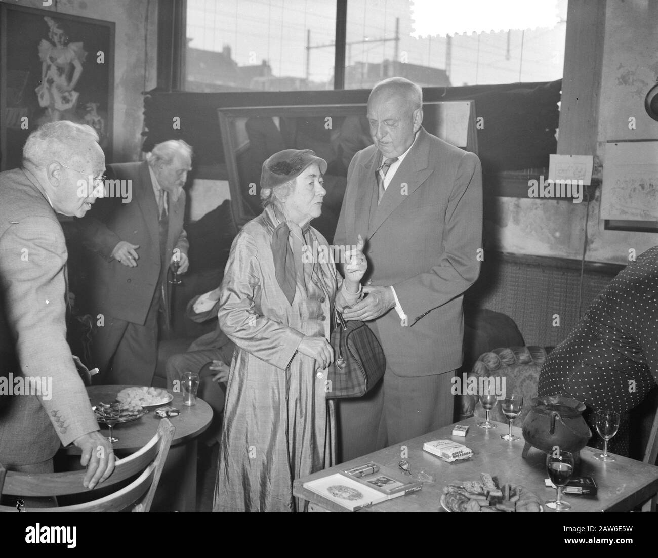 Pittore anteriore OW Maks con lizzy ansingh (80 anni) (pittore delle bambole) Data: 22 agosto 1956 Parole Chiave: Arte, ricevimenti, pittori Nome Persona: Ansingh Lizzy, Maks OW Foto Stock