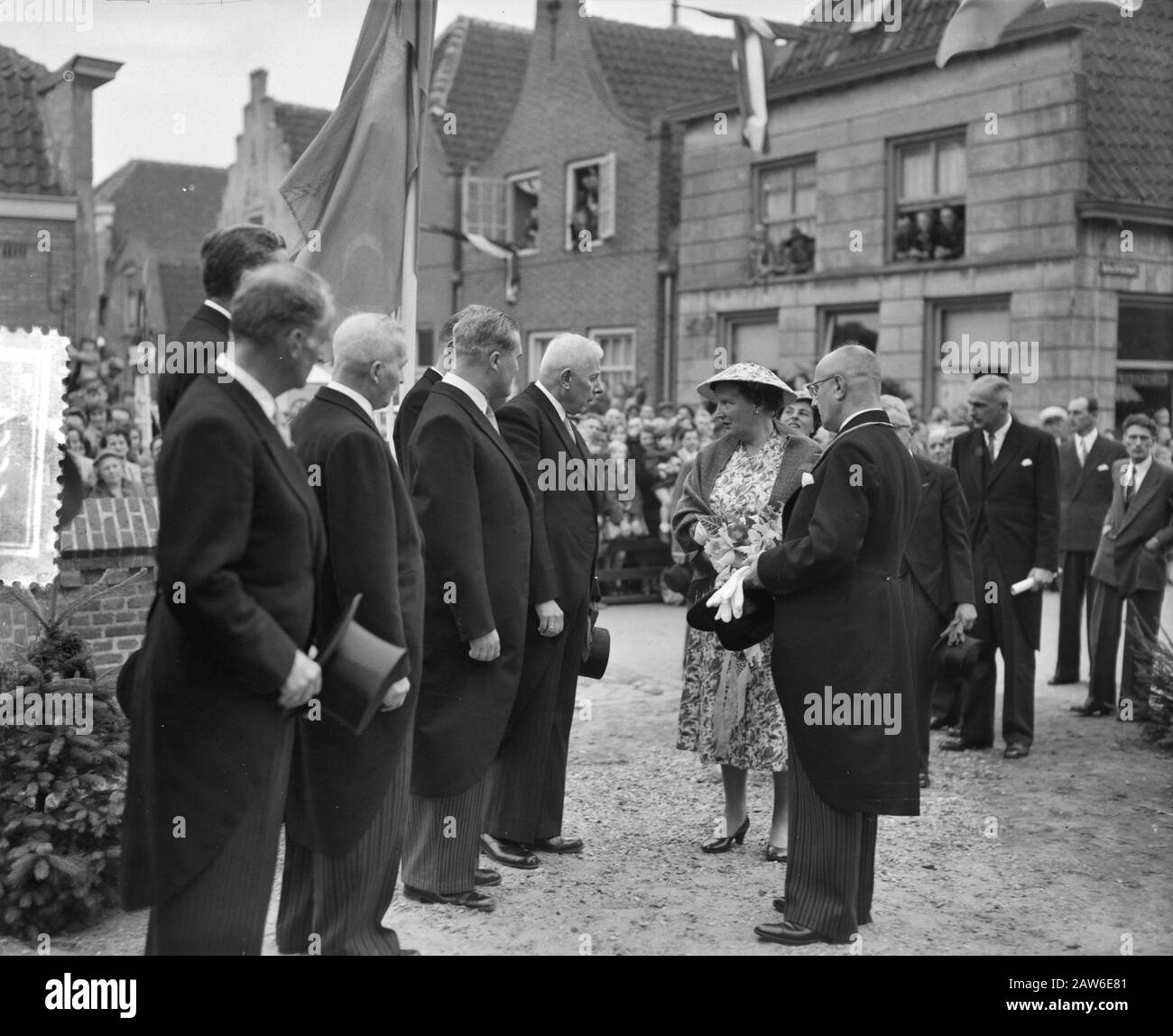 Apertura del nuovo municipio di Heusden da parte della regina Juliana; saluto dal consiglio della chiesa Data: 11 settembre 1956 Località: Heusden, Noord-Brabant Parole Chiave: Aperture, salutations, municipio, regina Persona Nome: Juliana (regina Paesi Bassi) Foto Stock