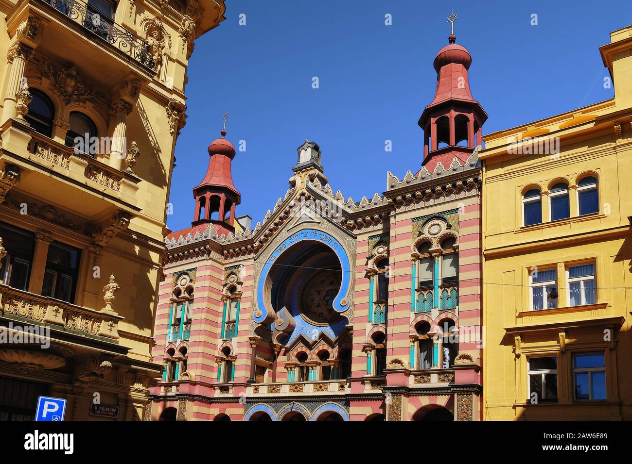 Architettura moresca della sinagoga giubilare, sinagoga ebraica di Gerusalemme; sinagoga di Jeruzalémská; cupole di Jeruzalémská e archi a ferro di cavallo, Praga Foto Stock