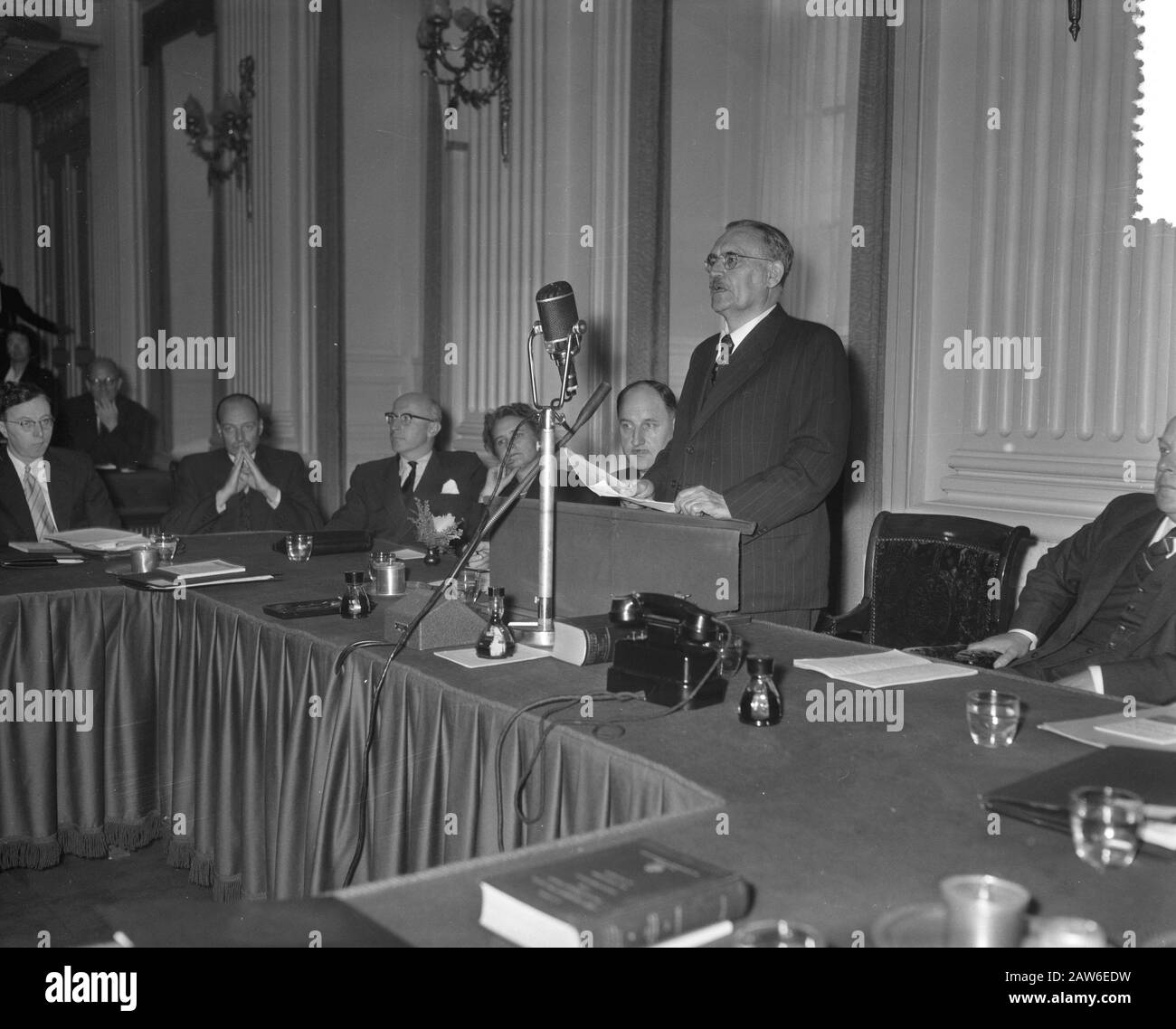 Polonia. Dichiarazione del governo in parlamento. Il tavolo governativo Rede Dr. Drees (primo piano). Data: 23 ottobre 1956 Località: Polonia Parole Chiave: Dichiarazioni di governo, discorsi, tabelle di governo Persona Nome: Drees, W. Foto Stock