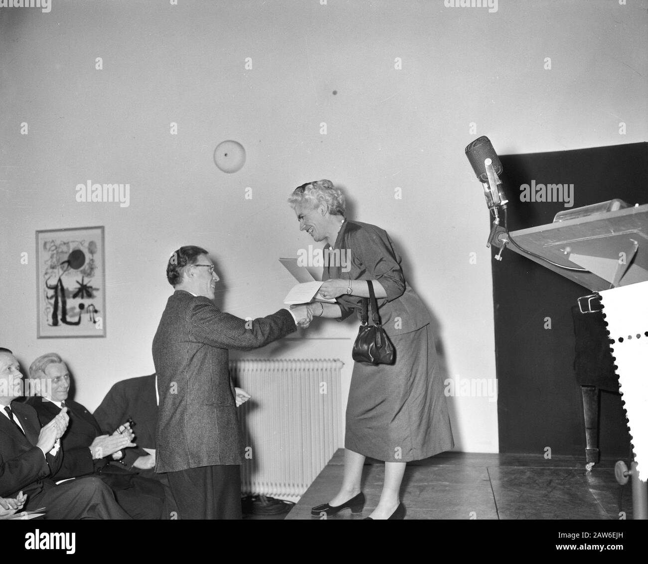 Gli artisti di Prijsuittreiking si oppongono 42-45. Han G. Hoekstra (a sinistra) riceve il premio dal sig. J.R. Wolff (giuria) [= Hannie Wolff, 1907-2004] Data: 17 febbraio 1957 Parole Chiave: Arte, ARTISTI RESISTENZA, LETTERATURA Nome: Foto Stock