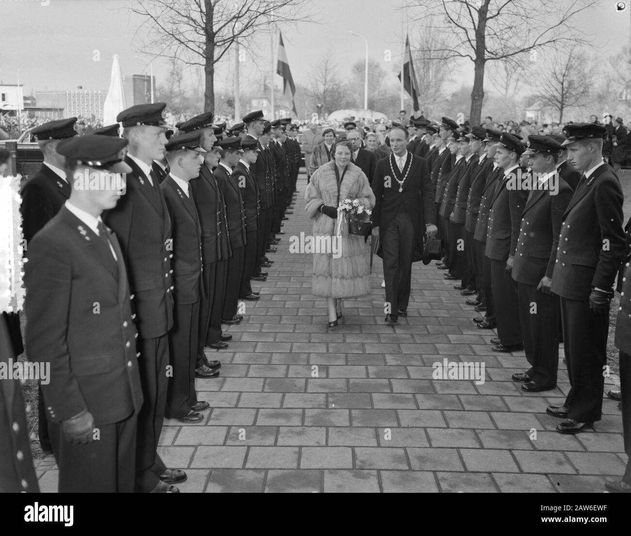 La Principessa Beatrix Visita Delfzijl. Monumento di inaugurazione agli ex studenti caduti dell'Accademia marittima Annette Opacity of Haeftem Data: 15 novembre 1956 Località: Delfzijl, Groningen (provincia) Parole Chiave: Cadetti, rivelazioni, monumenti di guerra Nome Persona: Beatrix (Principessa ereditaria Olanda) : Rossem, Wim van / Anefo, Titolare del copyright: Archivi nazionali Tipo Di Materiale: Negativo (bianco/nero) numero di inventario dell'archivio: Cfr. Accesso 2.24.01.04 Foto Stock