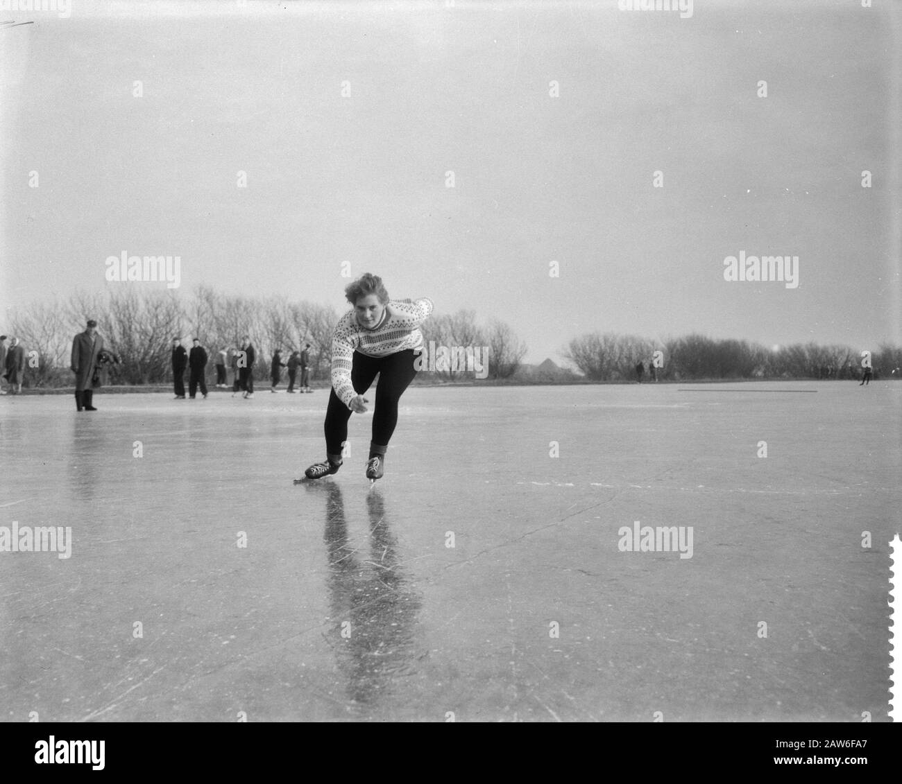 Langebaan Partite su naturale per uomini e donne Warmenhuizen. Rie Meyer Da Wormer In Azione Data: 18 Dicembre 1957 Località: North-Holland, Warmenhuizen Parole Chiave: Skating Person Nome: Meyer, Rie Foto Stock