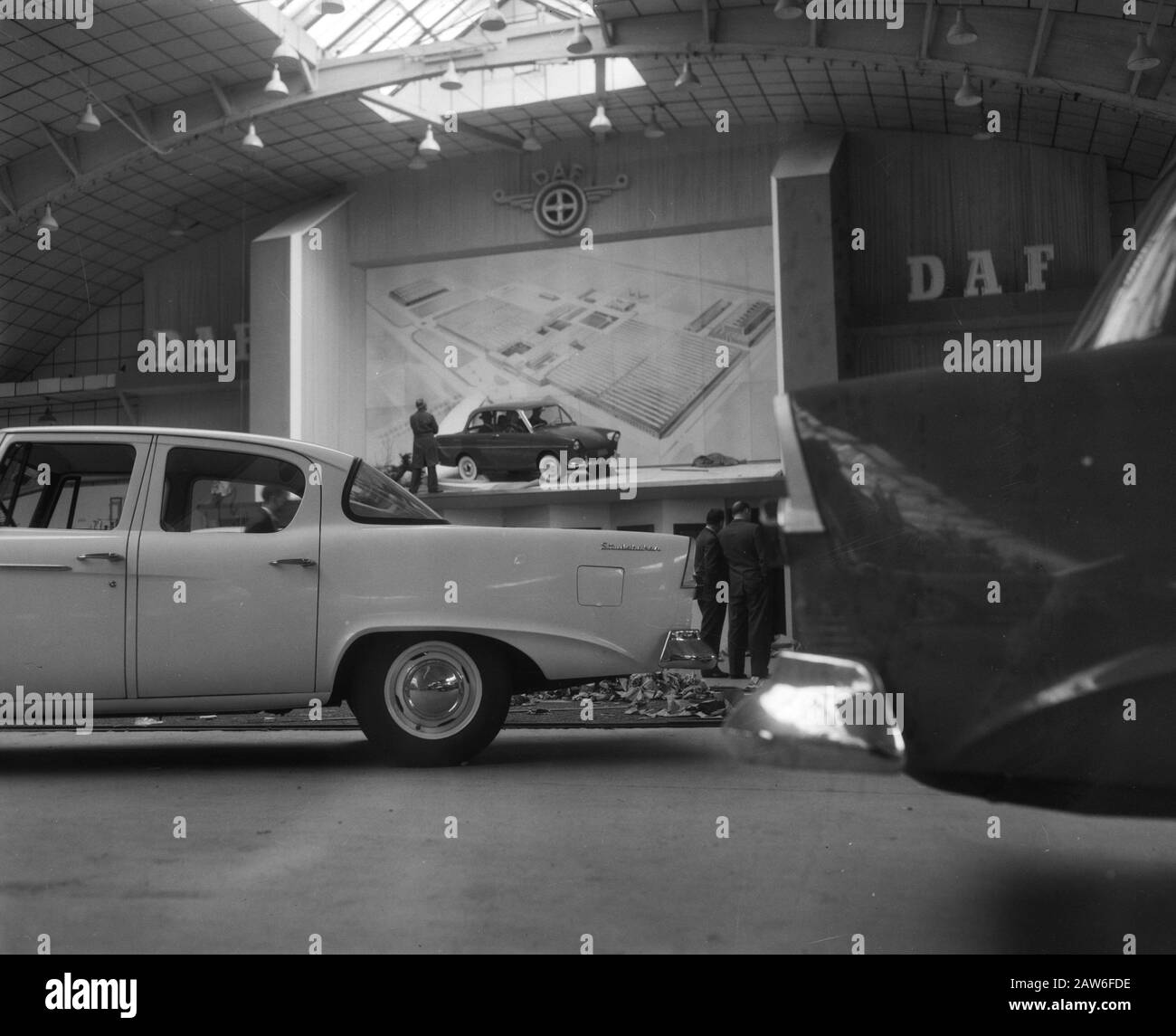Struttura della mostra automobilistica presso la RAI. Data: 11 Febbraio 1958 Luogo: Amsterdam, Noord-Holland Parole Chiave: Car Exhies Institution Name: Daf Foto Stock