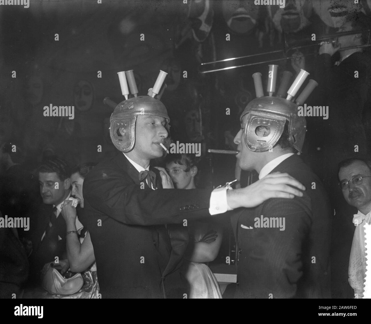 Sinistra Harry Mulisch destra Edo muscolo Data: 28 febbraio 1958 luogo: Amsterdam, Noord-Holland Parole Chiave: Festa, fumo Nome Persona: Mulisch, Harry, muscolo, Edo : Bilsen, Joop van / Anefo Titolare: National Archives Tipo Di Materiale: Negativo (nero / bianco) numero di inventario archivio: Vedi accesso 2.24.01.04 Foto Stock