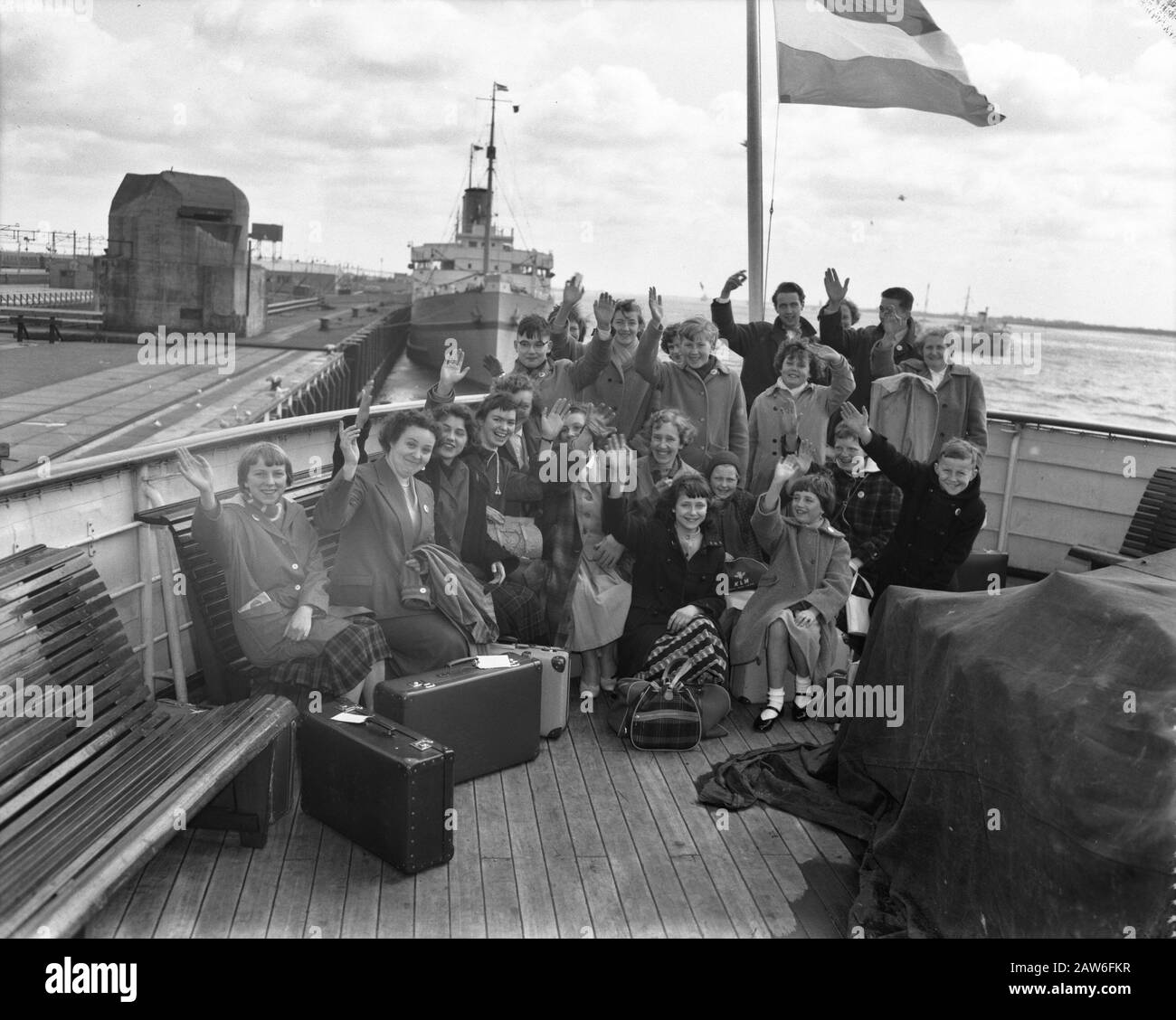 I collettori del papavero lasciano per l'Inghilterra Data: 14 aprile 1958 Ubicazione: Regno Unito Parole Chiavi: Lasci Foto Stock