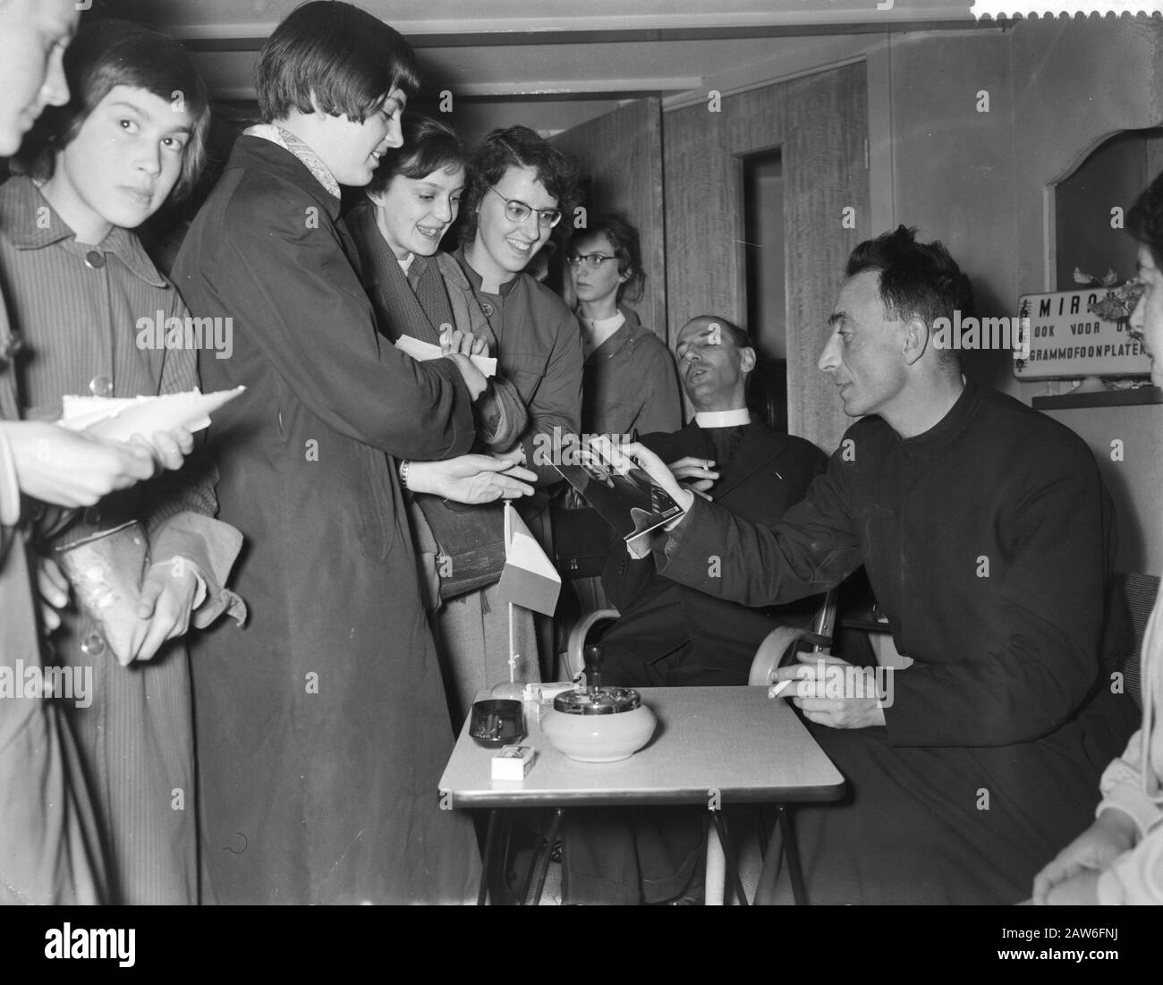 Padre Pere Duval vende record Data: 25 aprile 1958 Parole Chiave: Record Foto Stock