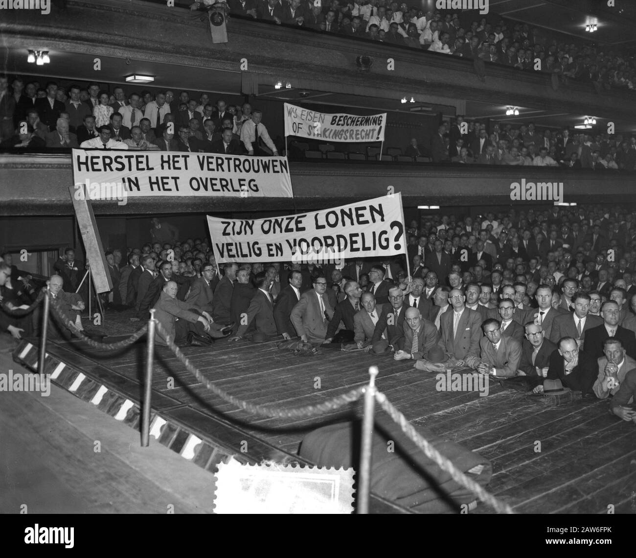 Incontro di protesta presso la sede delle arti e delle scienze dell'Aia per ferrovia Data: 2 maggio 1958 luogo: L'Aia, South Holland Parole Chiave: Incontri di protesta Foto Stock