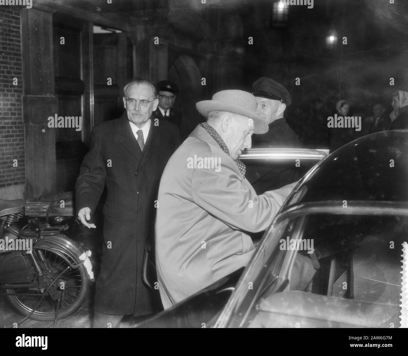 I ministri dell'Aia per le dimissioni dei ministri del partito laburista. Dr. W. Drees Suurhoff offre un giro Data: 12 dicembre 1958 Località: L'Aia, Sud Olanda Parole Chiave: Ministri, primi ministri, crisi di governo Persona Nome: Drees, Willem (sr.), Suurhoff, J.G. Foto Stock