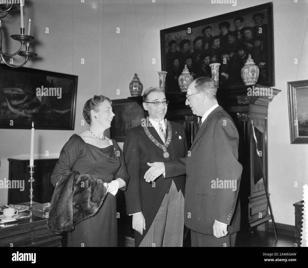 Ricevimento di Capodanno del Sindaco Van Hall al Museo Stedelijk, diverse persone Data: 5 gennaio 1959 Foto Stock