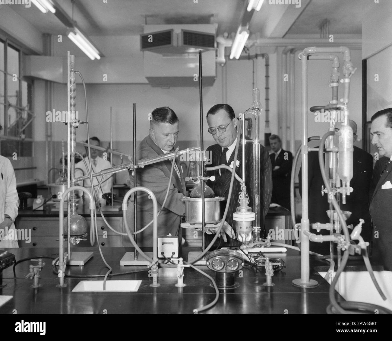 Apertura del laboratorio centrale di ricerca di Brocodas Stheeman Haarlem da Sua altezza reale Principe Bernhard Data: 9 gennaio 1959 Foto Stock