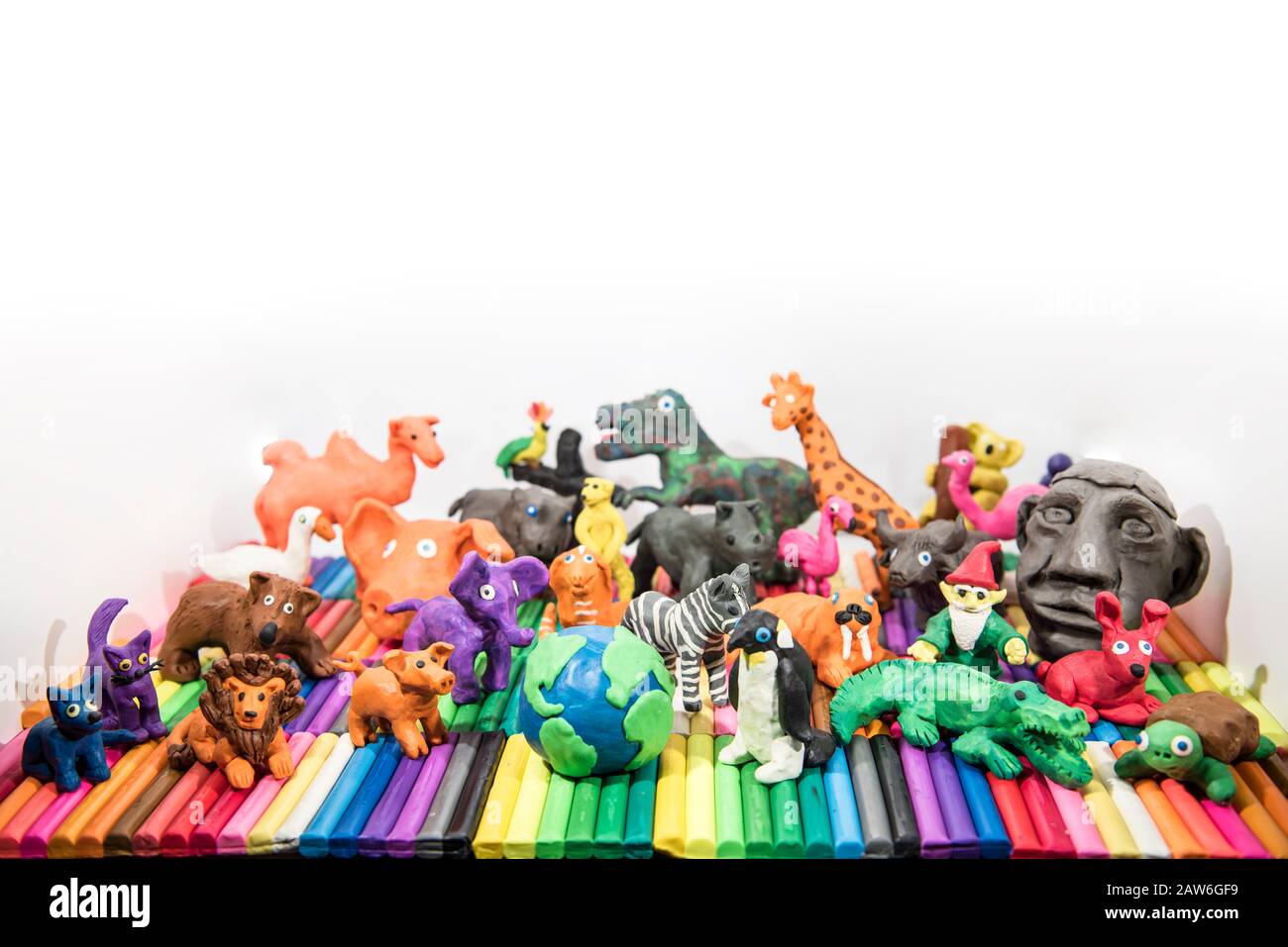 Animali fatti da Play Clay con pianeta Terra al centro. Foto Stock