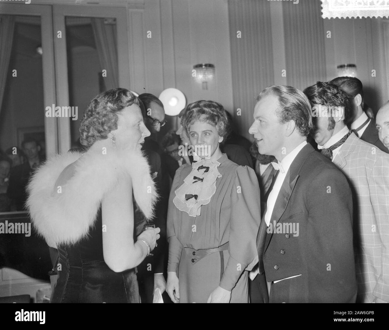 Apertura ufficiale della 24th settimana del Libro nel Teatro della Città in presenza della Regina Juliana Data: 27 febbraio 1959 luogo: Amsterdam, Noord-Holland Parole Chiave: Aperture, TEATRI DELLA CITTÀ, libro settimane regine Nome Persona: Juliana (regina Paesi Bassi), Juliana, regina Foto Stock