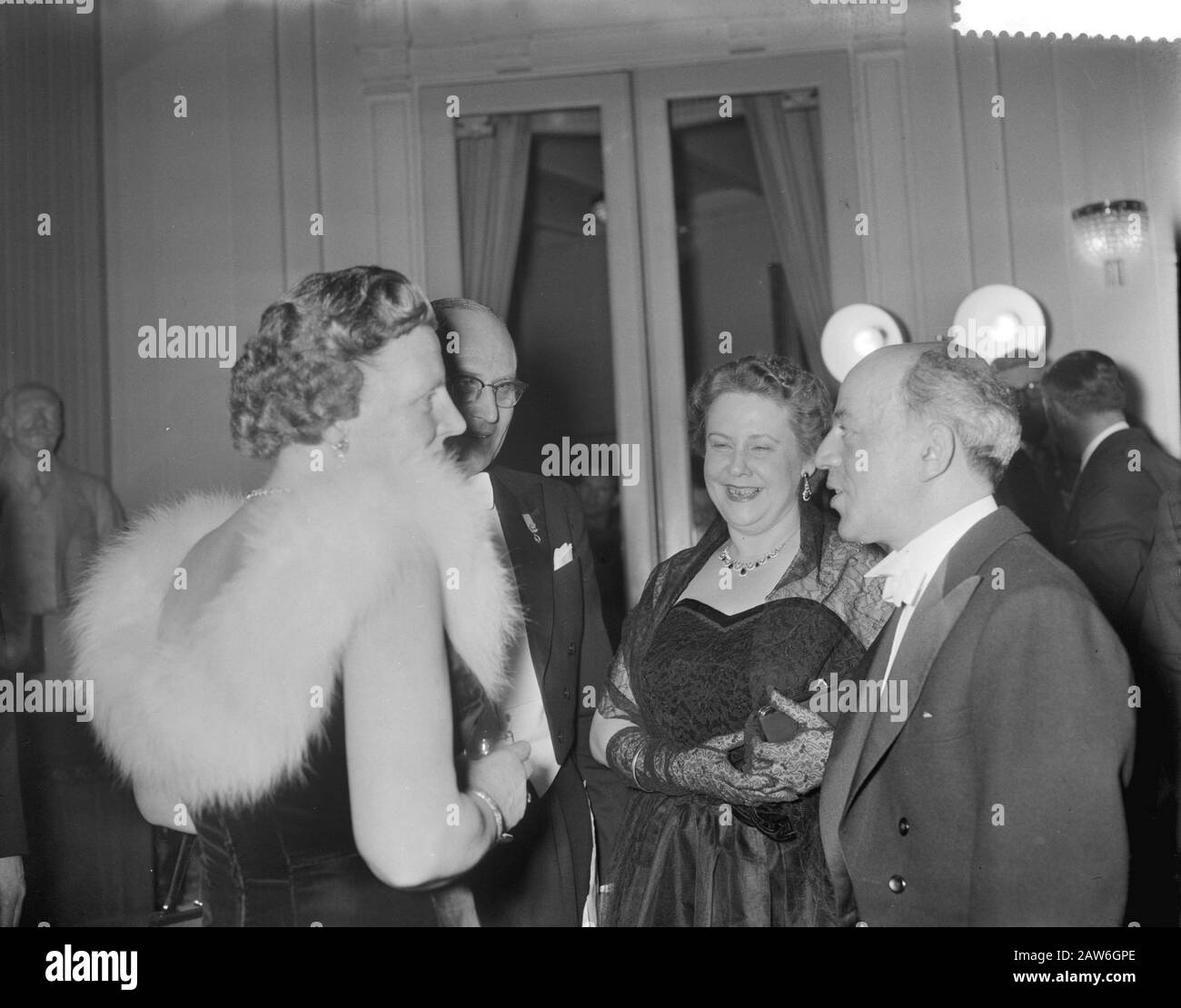 Apertura ufficiale della 24th Book Week nel Teatro Comunale alla presenza della Regina Juliana Data: 27 febbraio 1959 luogo: Amsterdam, Noord-Holland Parole Chiave: Aperture, TEATRI, libro settimane regine Nome Persona: Juliana (queen Olanda) Foto Stock