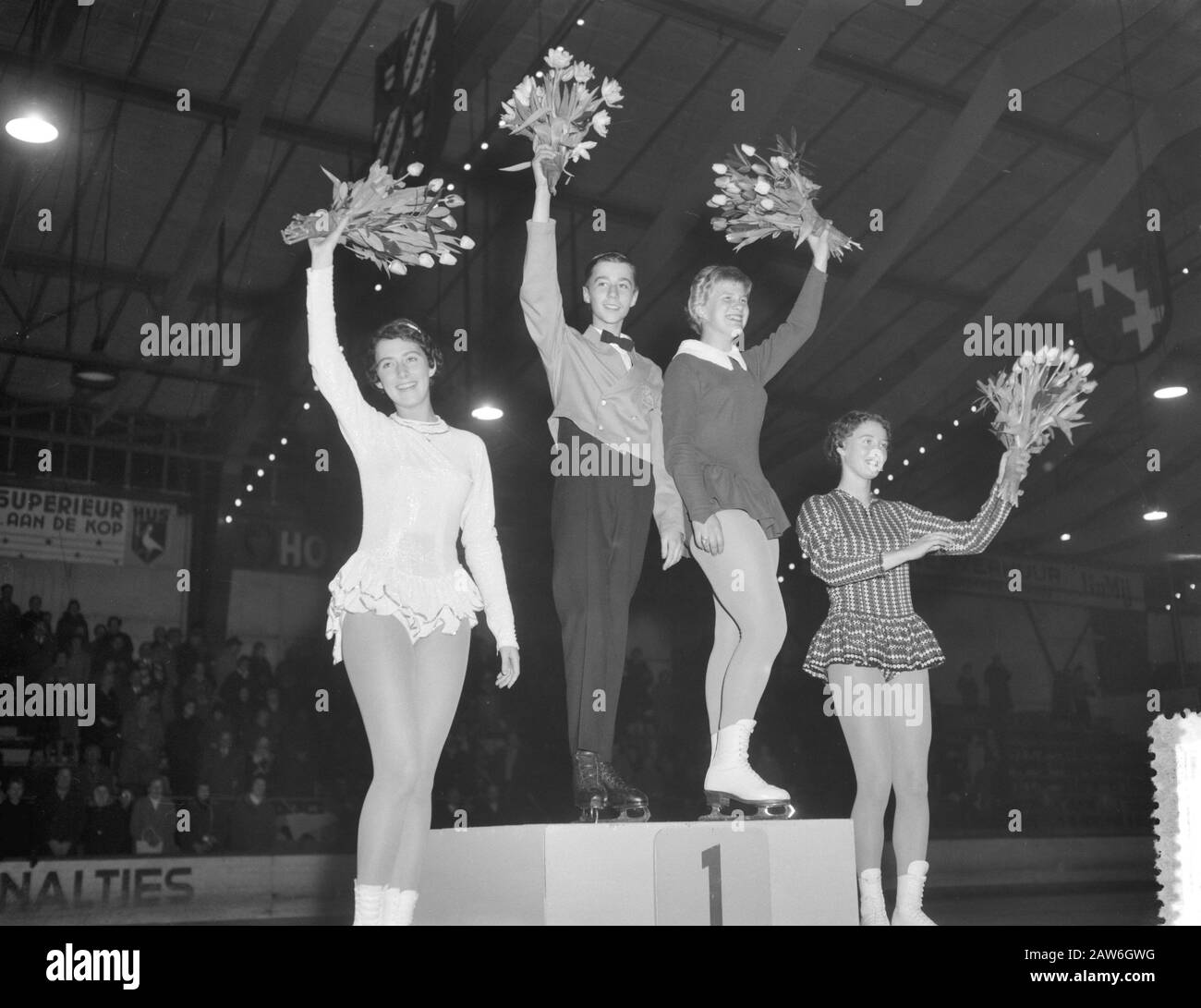 Campionati nazionali pattinare a Hague, v.l.n.r. Joan Haanappel Wouter Toledo, Sjoukje Dijkstra E Jeanine Ferrier Data: 17 Marzo 1959 Luogo: L'Aia, Olanda Del Sud Parole Chiave: Campionati, Pattinaggio Di Figura, Pattinaggio Di Velocità Nome Persona: Dijkstra, Sjoukje, Ferrier, Jeanine, Haan Apple, Joan, Toledo, Wouter Foto Stock