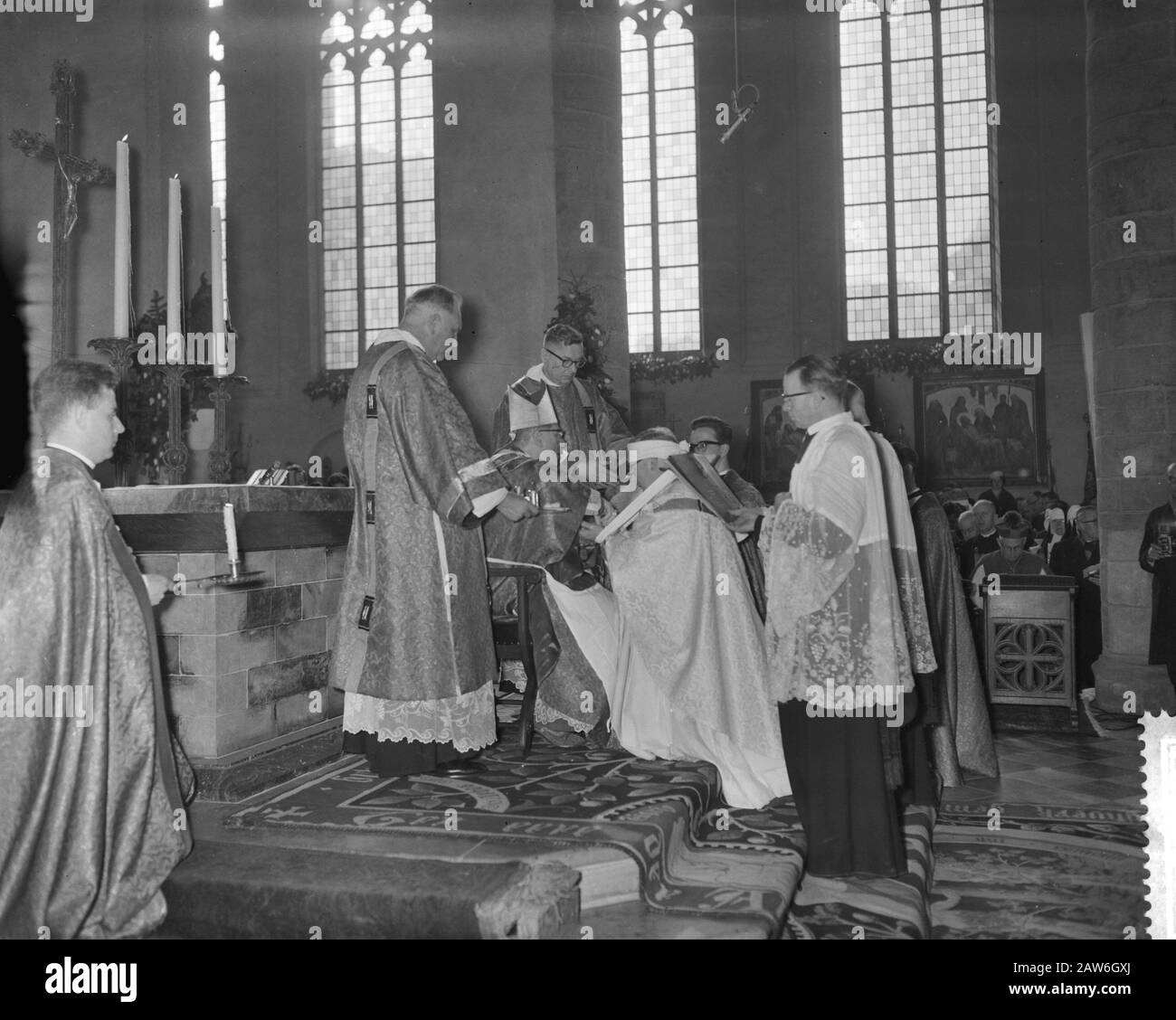 Solenne consacrazione di Mons. Petrus Joannes Antonius Moors vescovo di Roermond, l'unzione di mons. Moors Per Data: 17 Marzo 1959 Luogo: Limburg, Roermond Nome Individuale: Eccellenza Mons. Petrus Joannes Antonius Moors Foto Stock