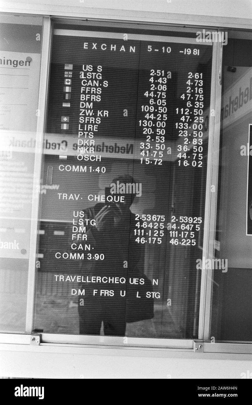 Prezzi sulla borsa di Amsterdam oggi Data: 5 ottobre 1981 Località: Amsterdam, Noord-Holland Parole Chiave: Quotazioni azionarie Foto Stock