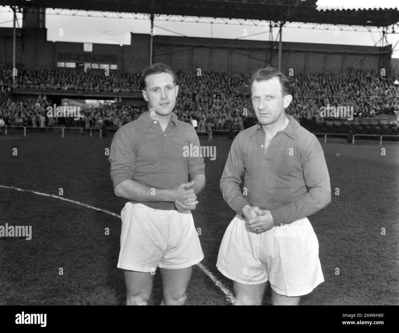 Left Bosselaar (Sparta) e Right Kees Rijvers (FEYEN.) Data: 13 aprile 1959 Parole Chiave: Sport, calcio Foto Stock