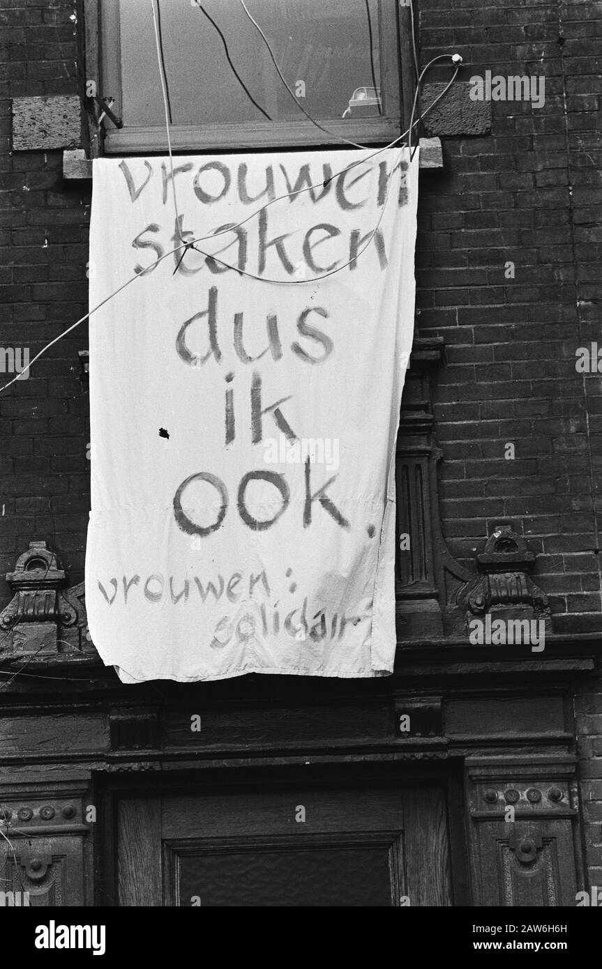 Donna rurale sciopero banner dalla finestra di Amsterdam Data: 30 marzo 1981 Località: Amsterdam, Noord-Holland Parole Chiave: Banner Foto Stock