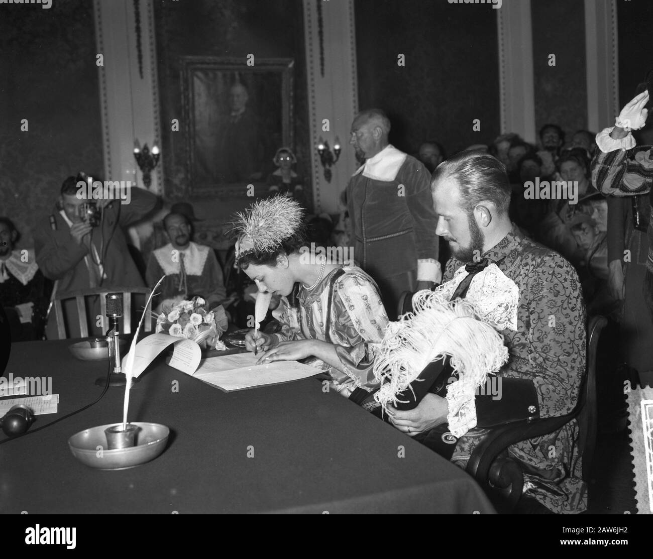 Festa di nozze olandese a Amersfoort, la cerimonia di nozze nel municipio tra Nico Eyberg e Woutertje Van Essen Data: 5 agosto 1959 Foto Stock