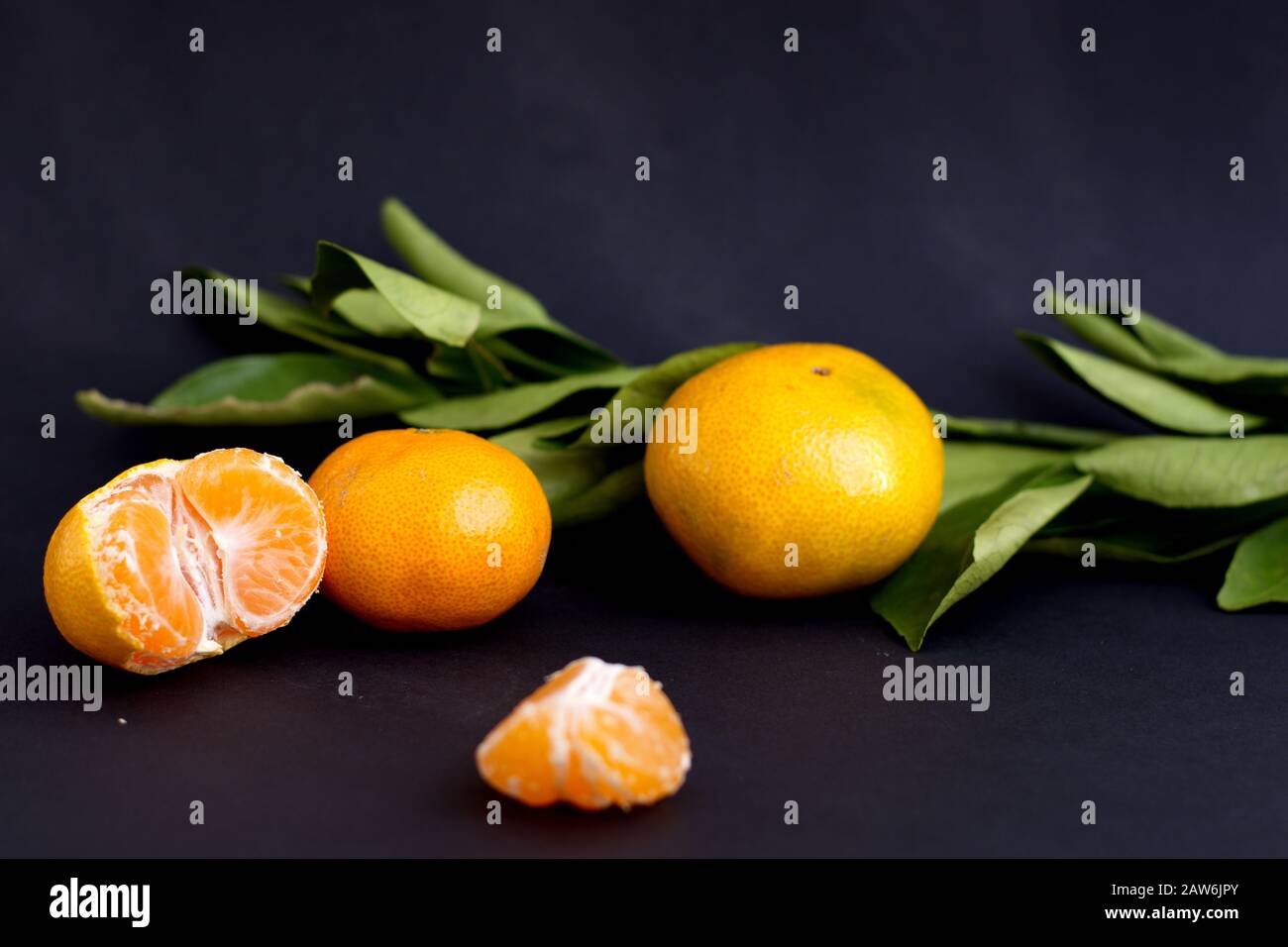 Primo piano della tangerini sullo sfondo nero Foto Stock