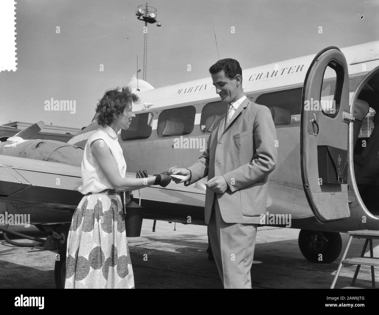 Milionesimo visitatore a Schiphol, ventimila passeggeri Martin Airs Charter Sightseeing flights Data: 25 agosto 1959 Foto Stock