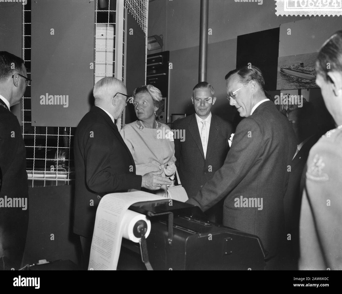 Visita reale ad Amsterdam, Regina Juliana e Principe Bernhard in telex Data: 7 settembre 1959 luogo: Amsterdam, Noord-Holland Parole Chiave: Visita, regine, principi, telex Nome Persona: Bernhard (Prince Netherlands), Juliana (queen Netherlands) Foto Stock Visita reale ad Amsterdam, Regina Juliana e Principe Bernhard in telex Data: 7 settembre 1959 luogo: Amsterdam, Noord-Holland Parole Chiave: Visita, regine, principi, telex Nome Persona: Bernhard (Prince Netherlands), Juliana (queen Netherlands) Foto Stock