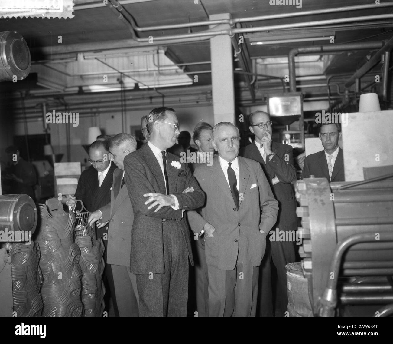Prince Bernhard ha visitato Luxor Plastics, durante il tour della fabbrica Data: 9 settembre 1959 Parole Chiave: Fabbriche, tour Nome Persona: Bernhard, Prince Institution Nome: Luxor Plastics : Bilsen, Joop van / Anefo Copyright Titolare: National Archives Materiale tipo: Negativo (bianco / nero) numero di inventario archivio: Vedi accesso 2.24.01.04 Foto Stock