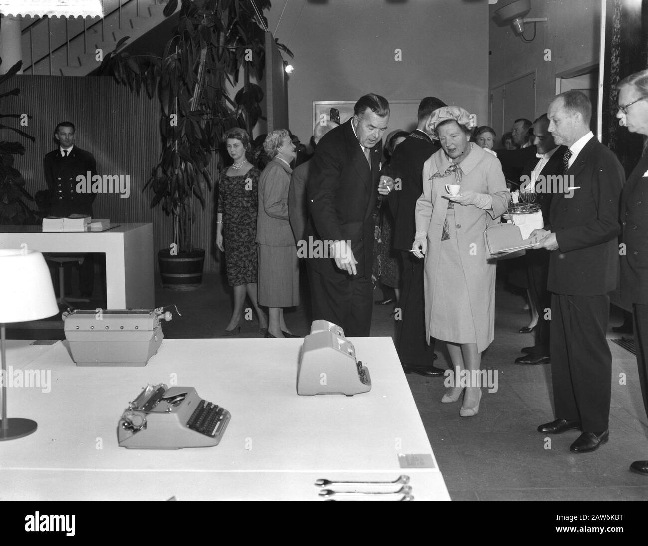 Il Principe Bertil di Svezia apre una mostra di design svedese nel Museo Stedelijk di Amsterdam la Regina Juliana e il Principe Bertil nel loro tour della mostra Data: 5 ottobre 1959 posizione: Amsterdam, Olanda del Nord Parole Chiave: Queens, musei, principi, mostre Persona Nome: Bertil (Prince Sweden), Juliana (queen Netherlands) Foto Stock