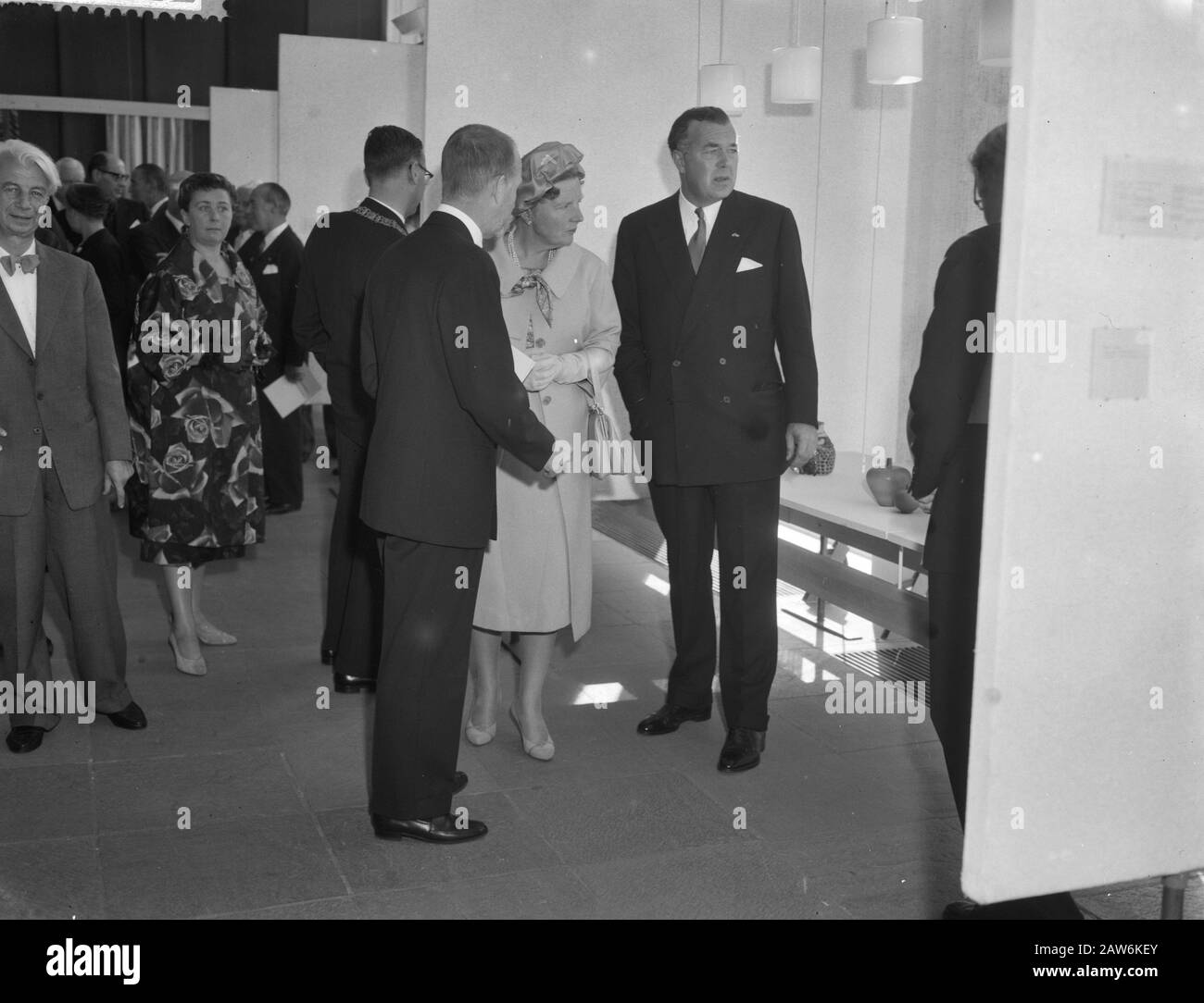 Il Principe Bertil di Svezia apre una mostra di design svedese nel Museo Stedelijk di Amsterdam la Regina Juliana e il Principe Bertil durante il loro tour della mostra Data: 5 ottobre 1959 posizione: Amsterdam, Olanda del Nord Parole Chiave: Queens, musei, principi, mostre Persona Nome: Bertil (Prince Sweden), Juliana (queen Netherlands) Foto Stock
