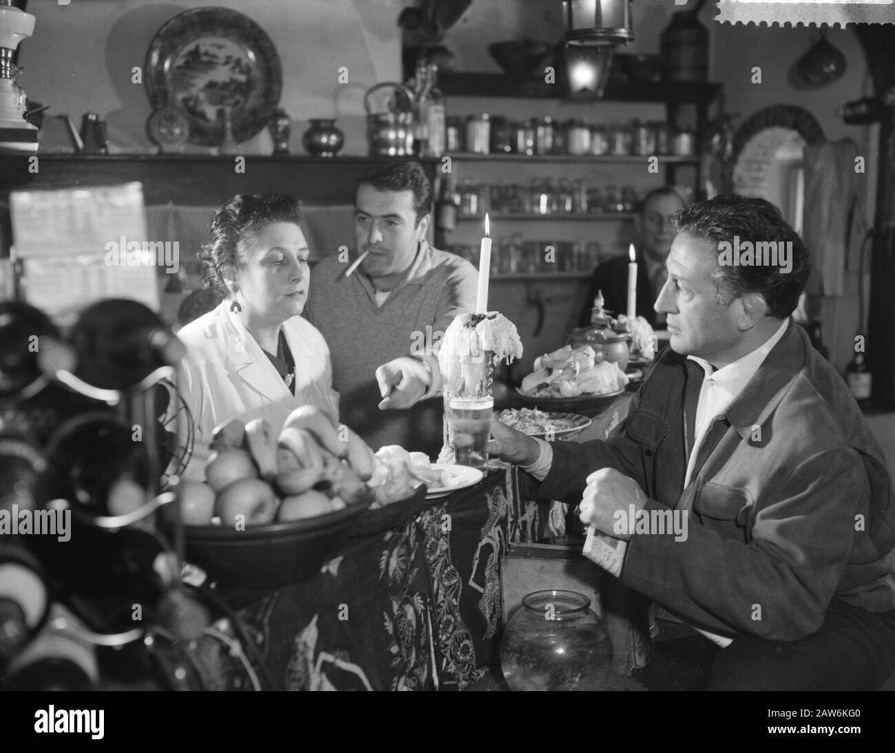 Prendendo il film detective francese Otages, scena Eatery Annotazione: Franco-belga co-produzione. Successivamente rilasciato con il titolo Marche ou crève. Il direttore Georges Lautner dà un indizio. Attore Di Destra Jacques Chabassol? Data: 12 ottobre 1959 Parole Chiave: Attori, film, film, ristoranti Foto Stock