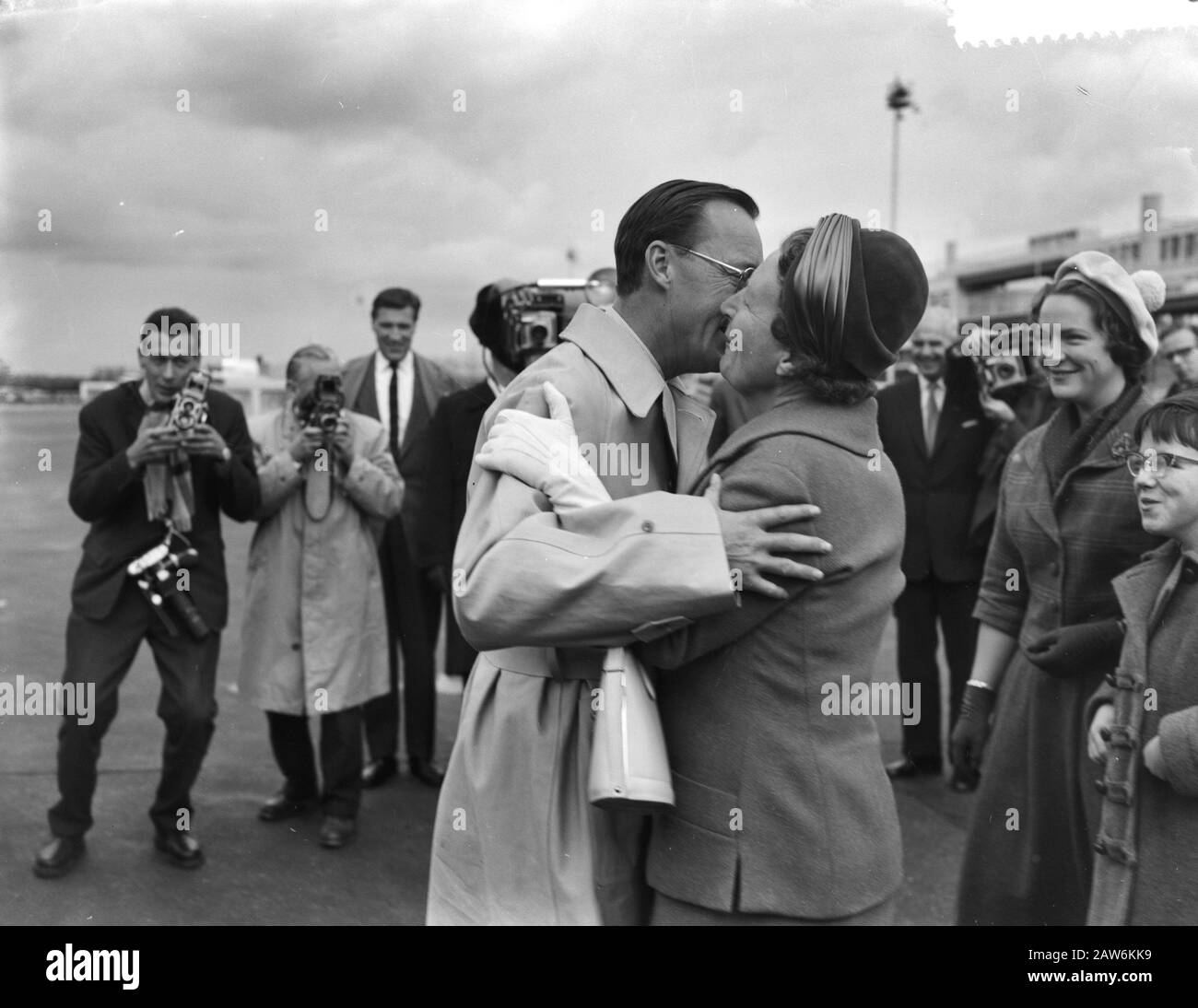 Il Principe Bernhard arriva all'aeroporto di Schiphol dopo un viaggio in Sud America la Regina Juliana e il Principe Bernhard salutano ogni Data: 4 novembre 1959 posizione: Nord-Olanda, Schiphol Parole Chiave: Arrivo e partenza , saluti, regine, stampa, principi, aeroporti Persona Nome: Bernhard (Prince Netherlands), Juliana (queen Netherlands) Foto Stock