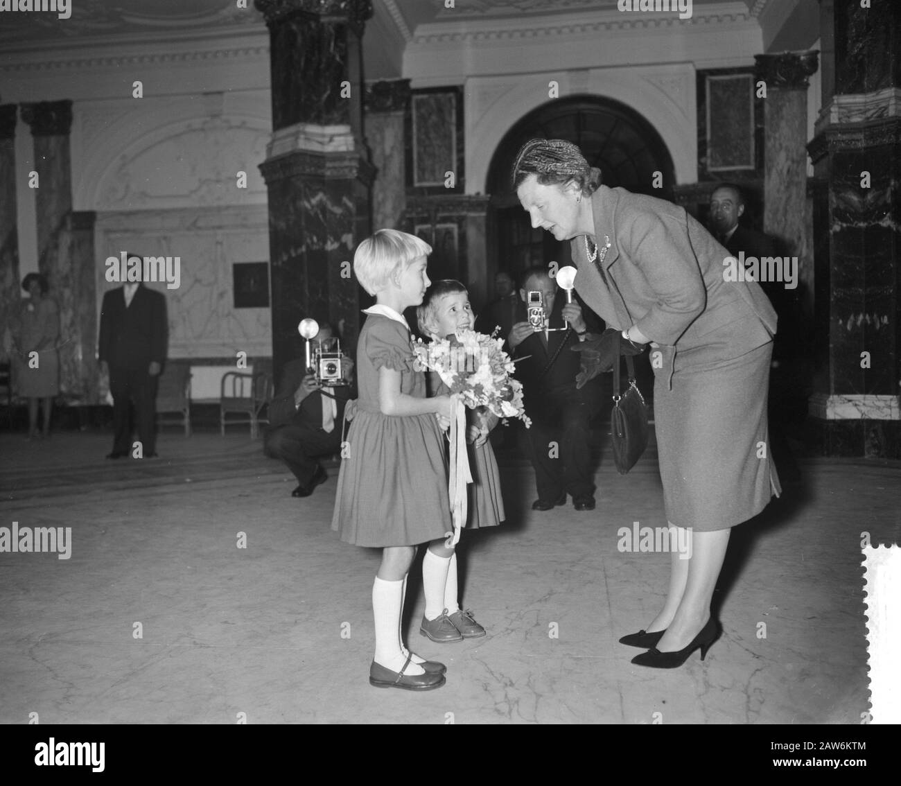 Queen Juliana partecipa alla riunione del Me to Utilities Generale Data: 14 novembre 1959 Parole Chiave: Meetings, queen Persona Nome: Juliana (queen Olanda) Istituto Nome: Società to Utilities' t General Foto Stock