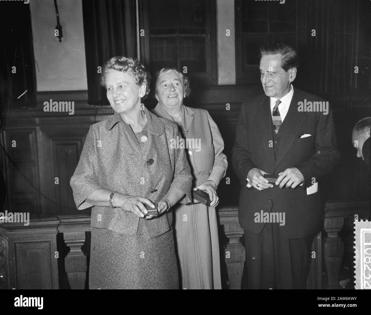 Queen Juliana partecipa a una riunione della Società per Utilità Annotazione generale: Queen Juliana non è in questa immagine Data: 14 novembre 1959 Nome istituzione: Società per Utilità 't Generale Foto Stock