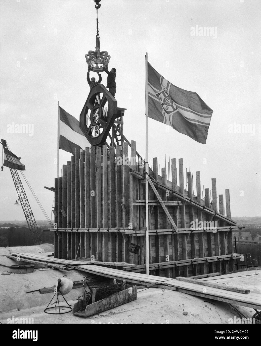 Installazione logo ANWB sul nuovo Wassenaar Data: 19 Novembre 1959 Località: Wassenaar, Zuid-Holland Parole Chiave: New, Placements, Logos Nome istituto: ANWB Foto Stock