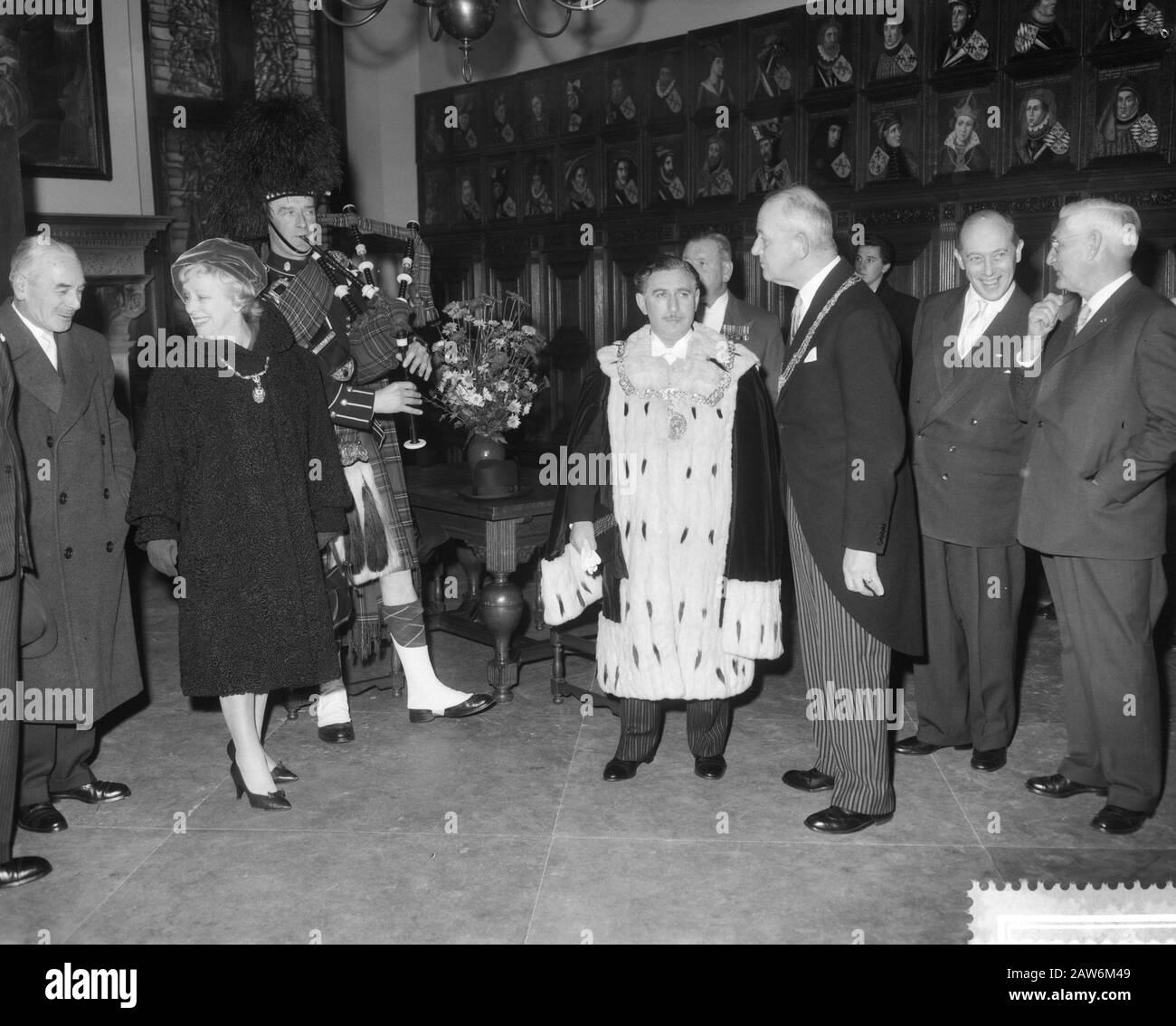 Lord Provost di Glasgow in visita all'Aia, n. Myer Gespern, piper, Myer Gespern Kafschoten e sindaco dell'Aia. Data: 7 Dicembre 1959 Luogo: L'Aia, Sud Olanda Parole Chiave: Sindaci, Bagpipers Persona Nome: Lord Provost, Mr. Myer Galpern, Sig.Ra... Myer Galpern Foto Stock