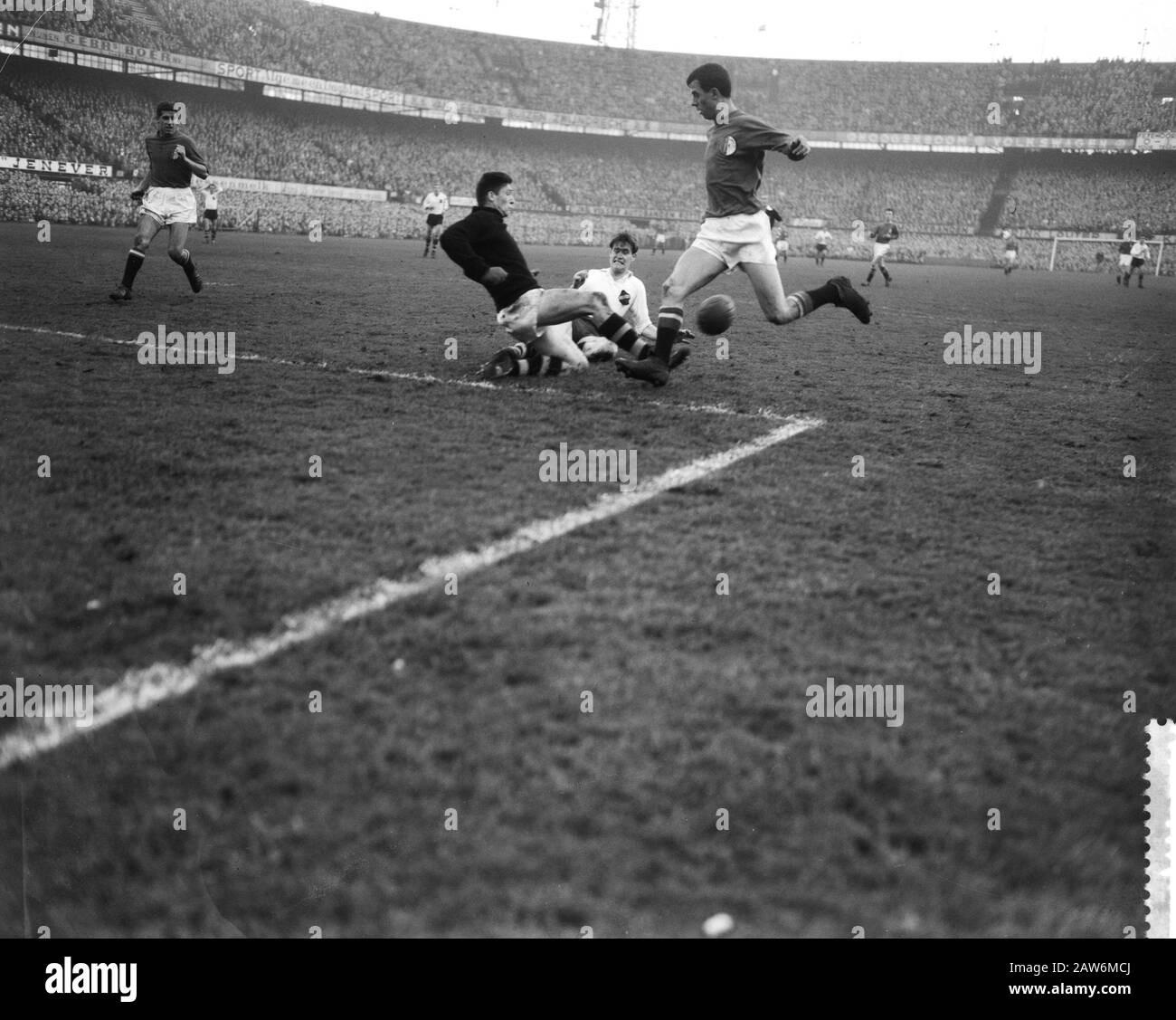 Feyenoord / NAC 1-1 Links portiere De Rijk (NAC), Coen Moulijn destra Data: 3 gennaio 1960 Località: Rotterdam, Olanda del Sud Parole Chiave: Goalies, sport, calcio Nome persona: Moulijn Coen Istituto Nome: Feyenoord Foto Stock