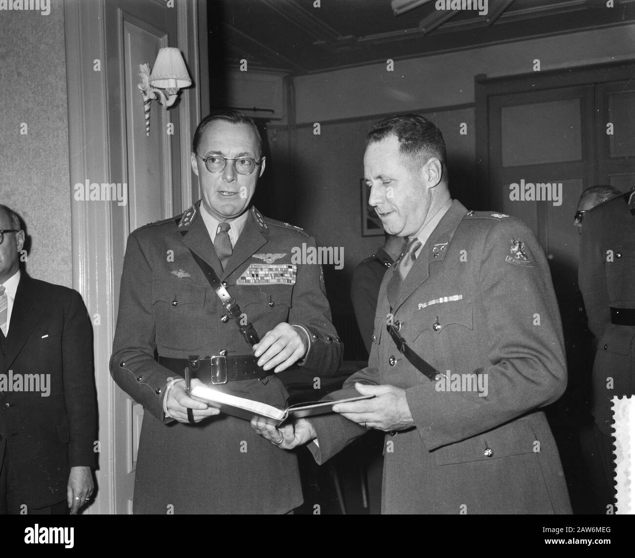 Prince Bernhard apre un centro di ricerca per la leadership militare nella casa sonneheerdt Hilversum Data: 8 gennaio 1960 luogo: Hilversum Parole Chiave: Aperture, studio Persona Nome: Bernhard, principe Foto Stock