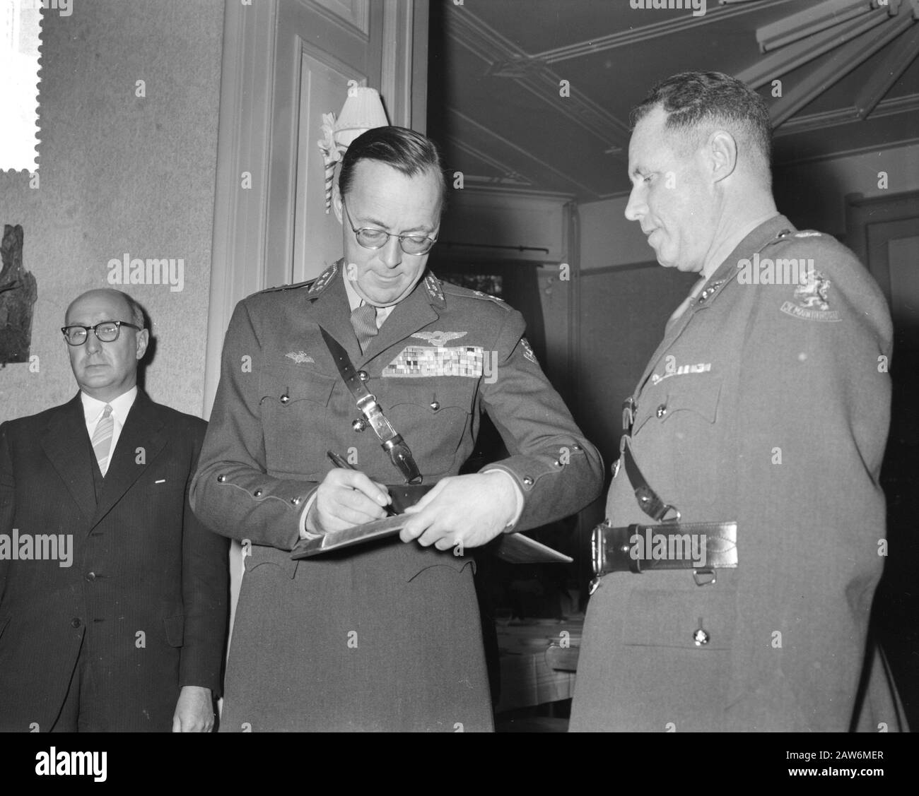 Prince Bernhard apre un centro di ricerca per la leadership militare nella casa sonneheerdt Hilversum, Prince Bernhard mette la sua firma nel libro degli ospiti Data: 8 gennaio 1960 luogo: Hilversum Parole Chiave: Guestbooks, firme, studio Persona Nome: Bernhard, Prince Foto Stock