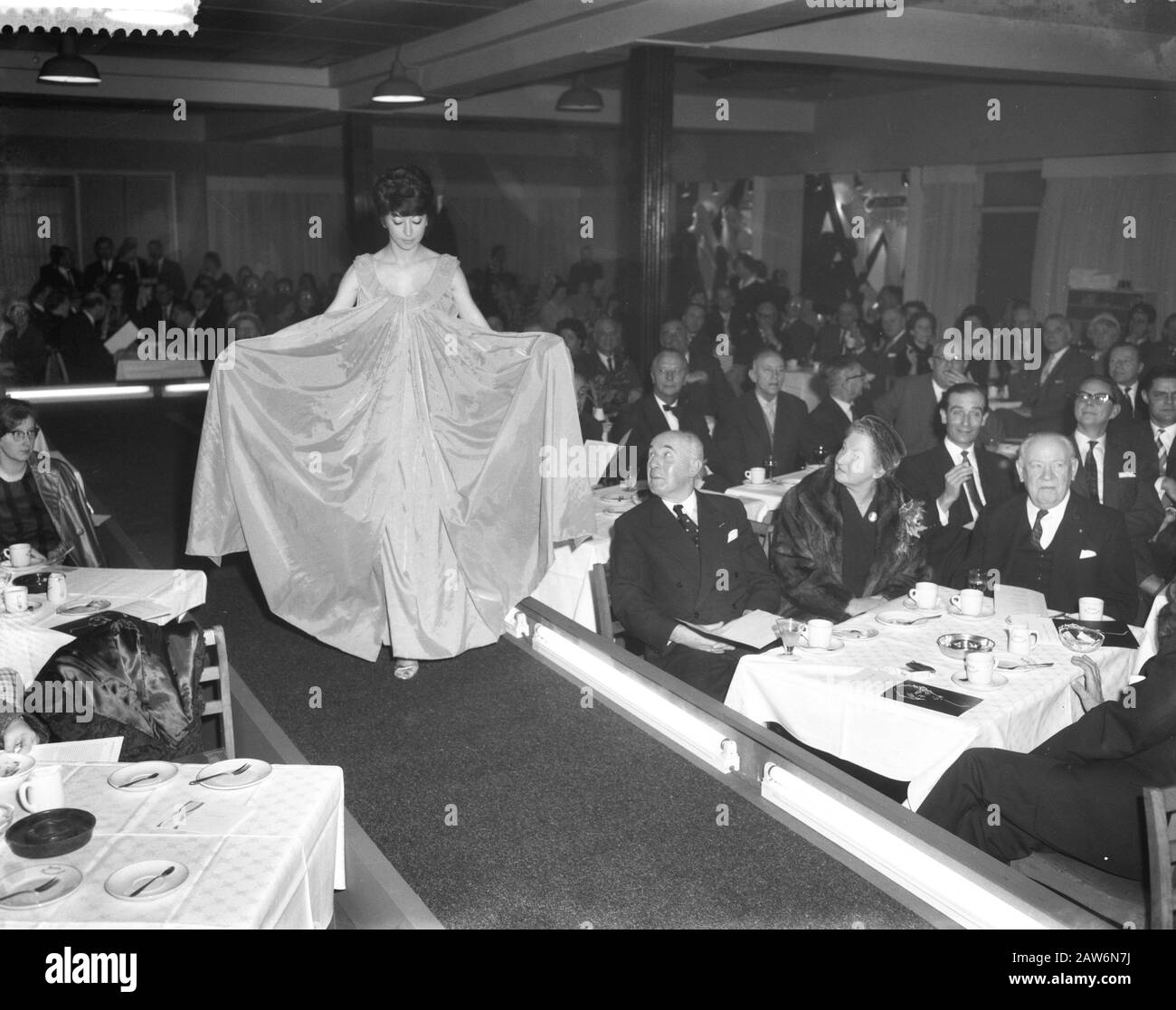 Apertura di grossisti tessili Fair Textile per 11 milioni di d Royal Commissioner in Nord Olanda MJ Prinsen. Data: 1 Febbraio 1960 Località: North Holland Parole Chiave: Aperture Nome Persona: . MJ Prinsen Foto Stock